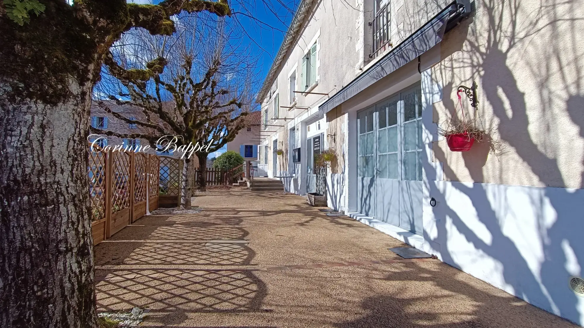 Immeuble à vendre avec appartement et restaurant loué à Saint Jory de Chalais
