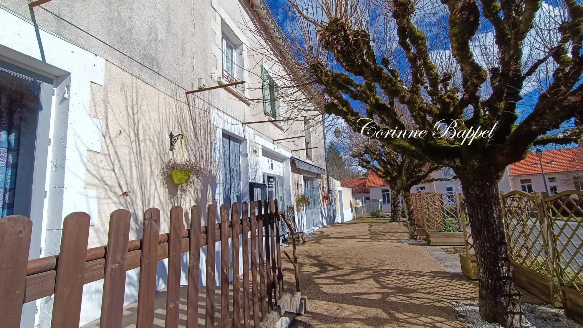 Immeuble à vendre avec appartement et restaurant loué à Saint Jory de Chalais 