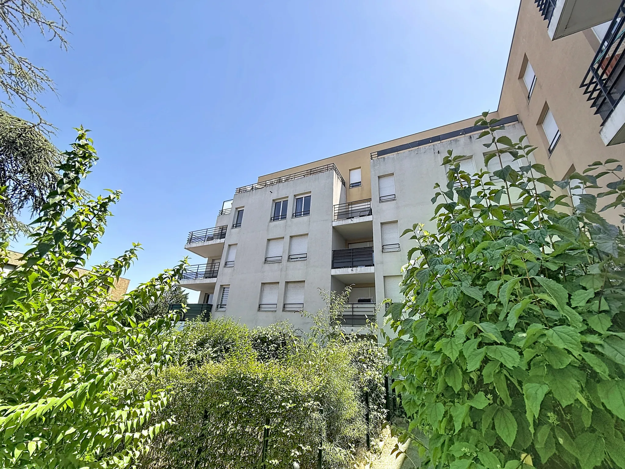 Appartement T3 de 61 m² avec balcon, parking et ascenseur à Lyon 8