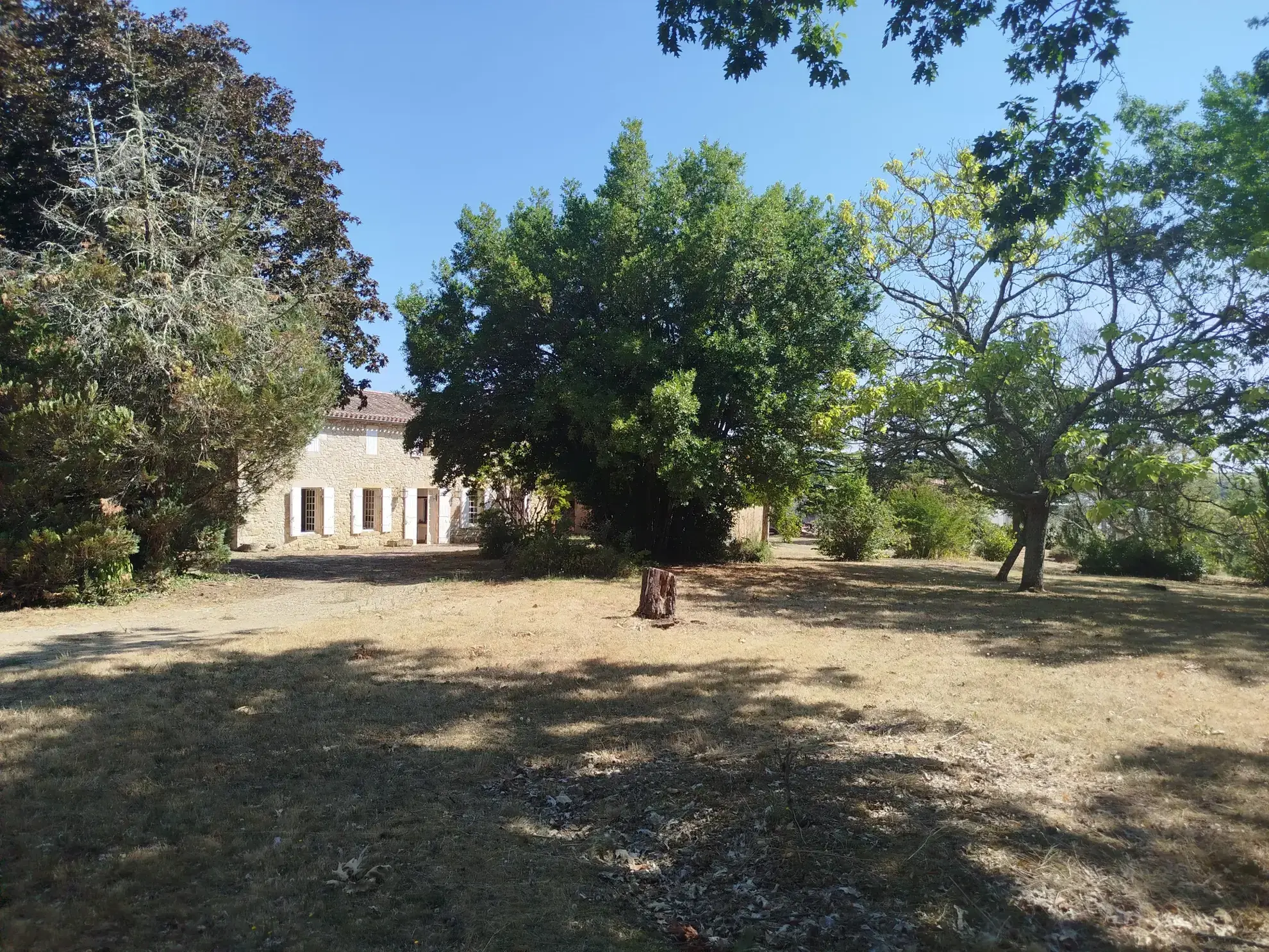 Maison de campagne en pierre avec jardin et double garage à Gensac (33890)