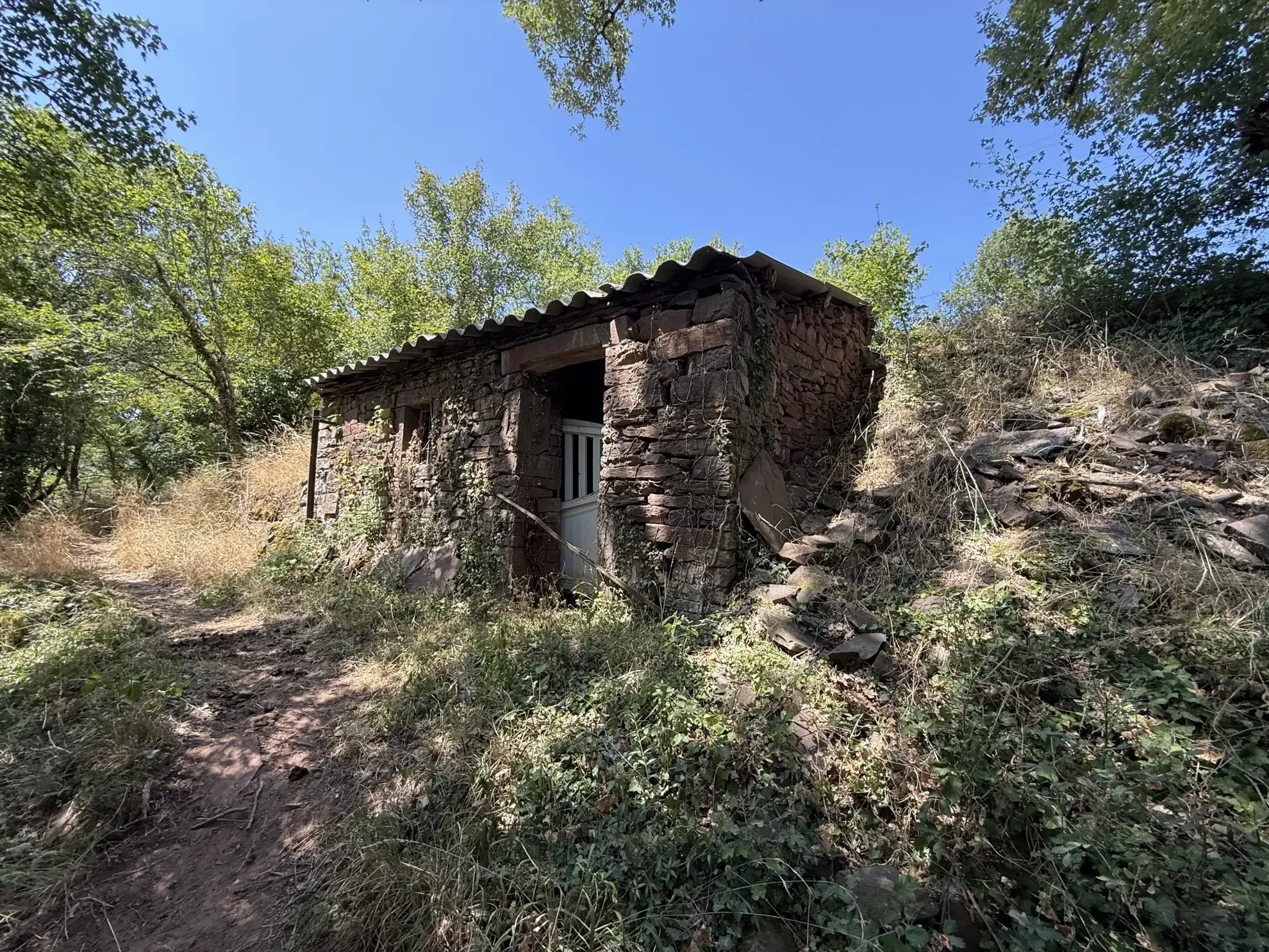 Mazot à vendre avec terrains et prairie à Saint Affrique dans l'Aveyron