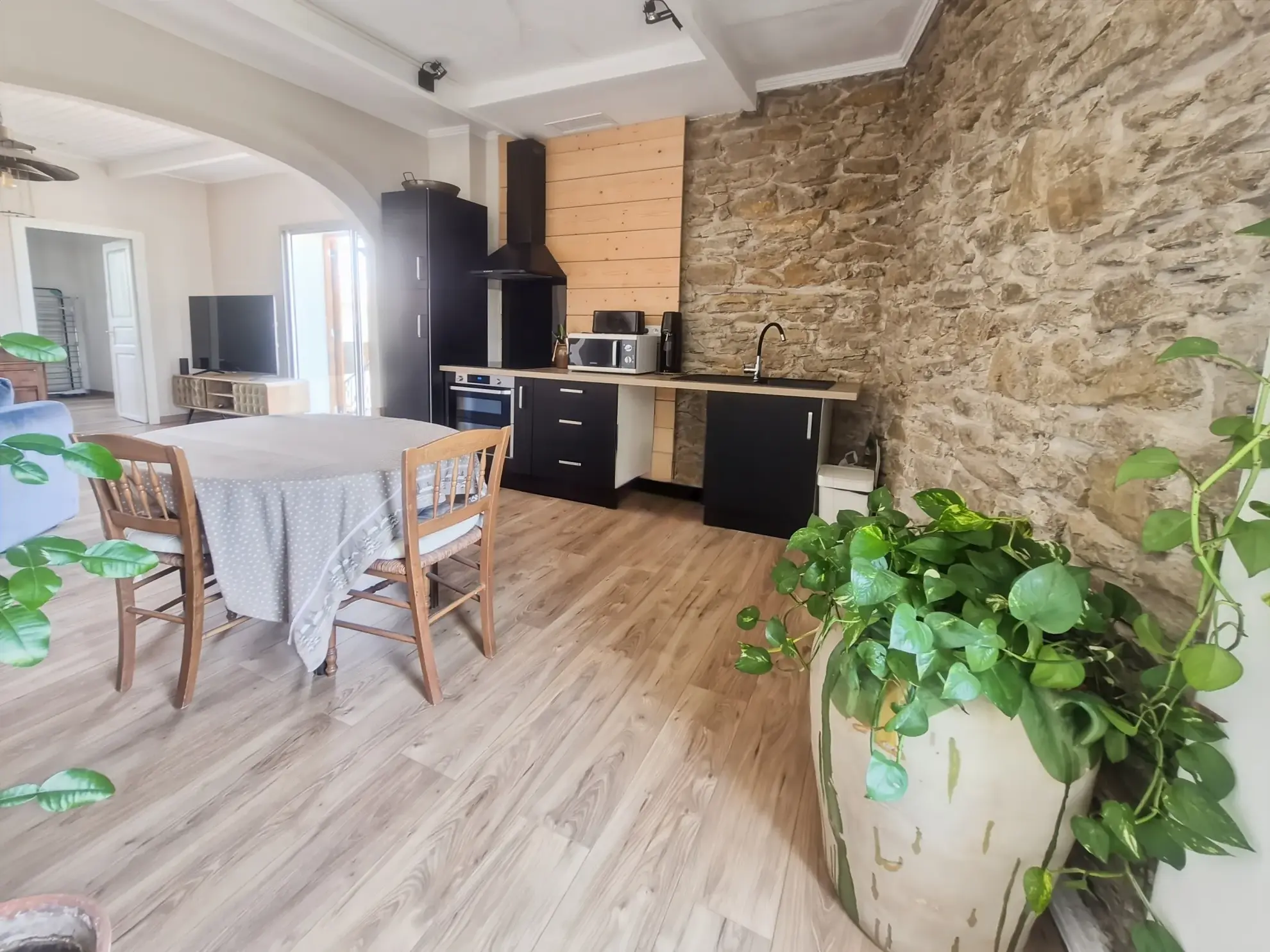 Maison de village avec patio en pierre à Narbonne – 3 chambres, garage et terrasses