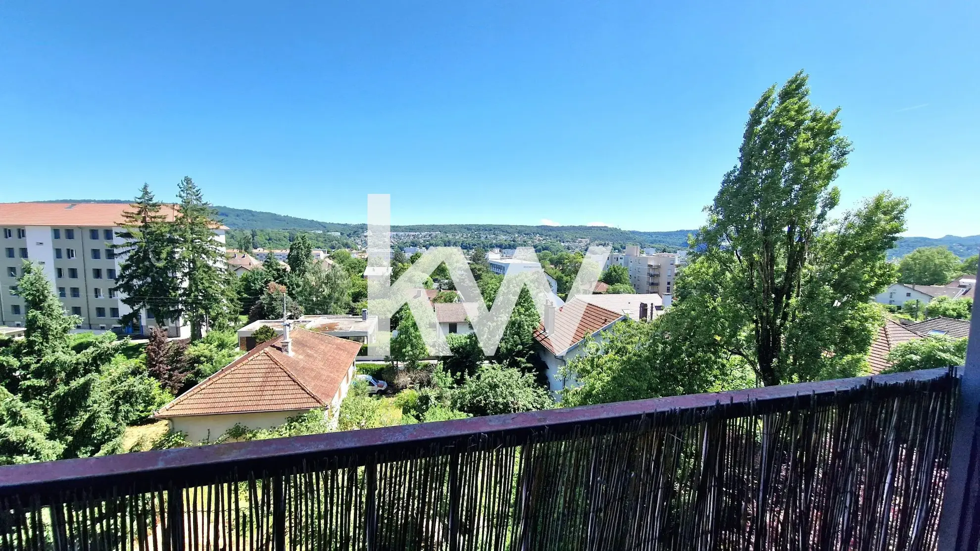 Appartement 4 pièces à vendre à Besançon avec terrasse, balcon, garage et vue dégagée