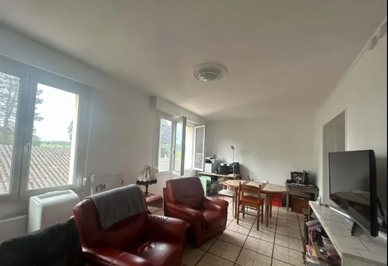 Maison mitoyenne avec 3 chambres, garage et cour à Busigny