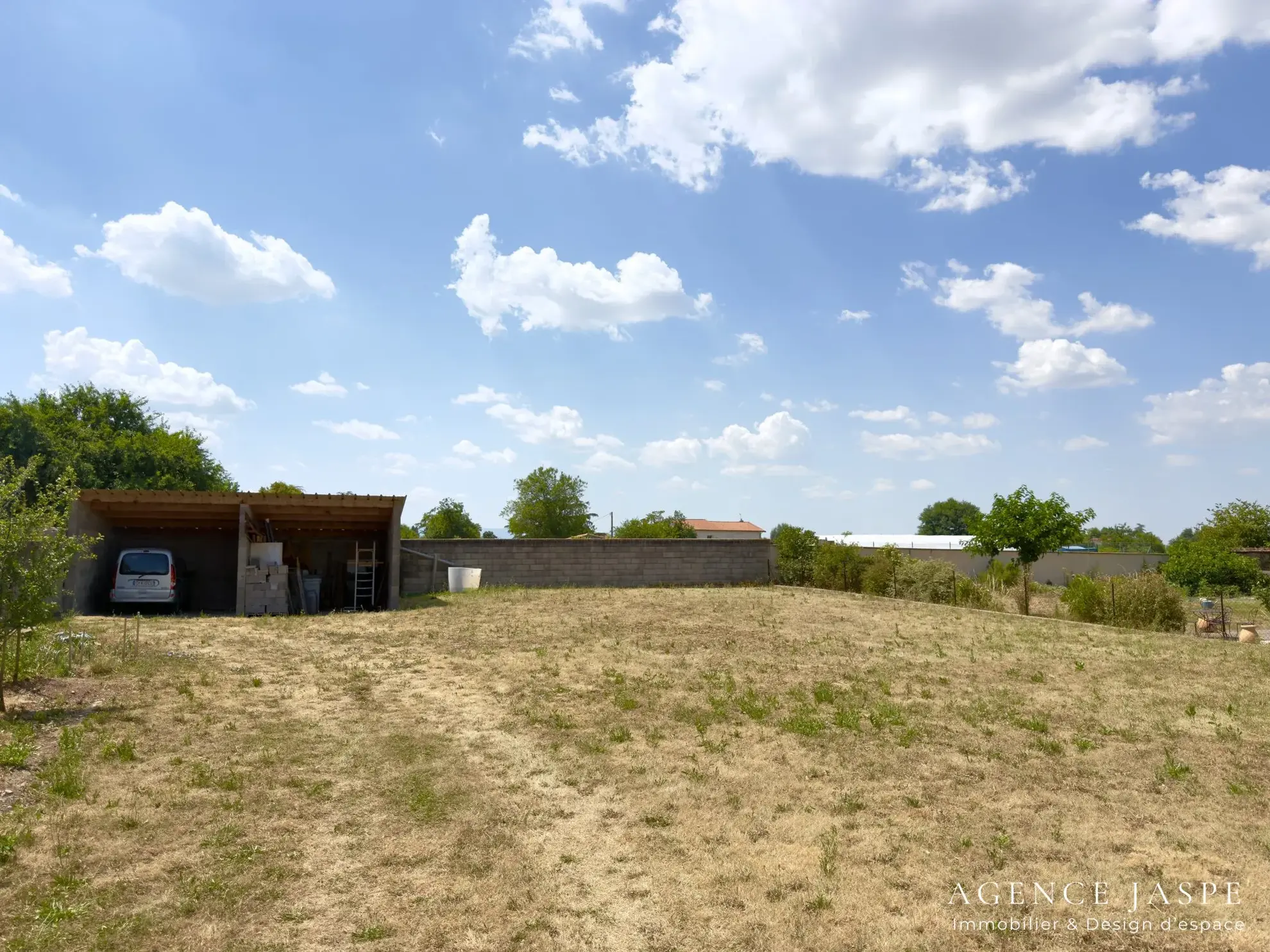 Terrain constructible de 736 m² à Sury-le-Comtal, secteur calme