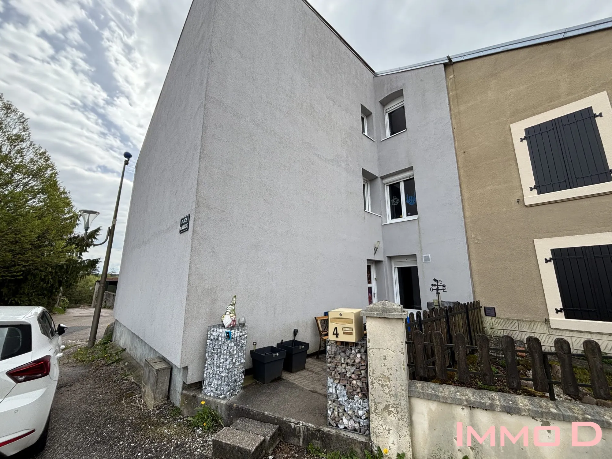 Maison triplex avec cour privée et panneaux solaires à Uxegney