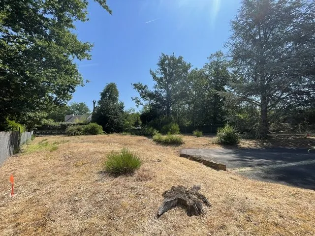 Terrain constructible de 917 m² à Monts, environnement calme et libre de constructeur