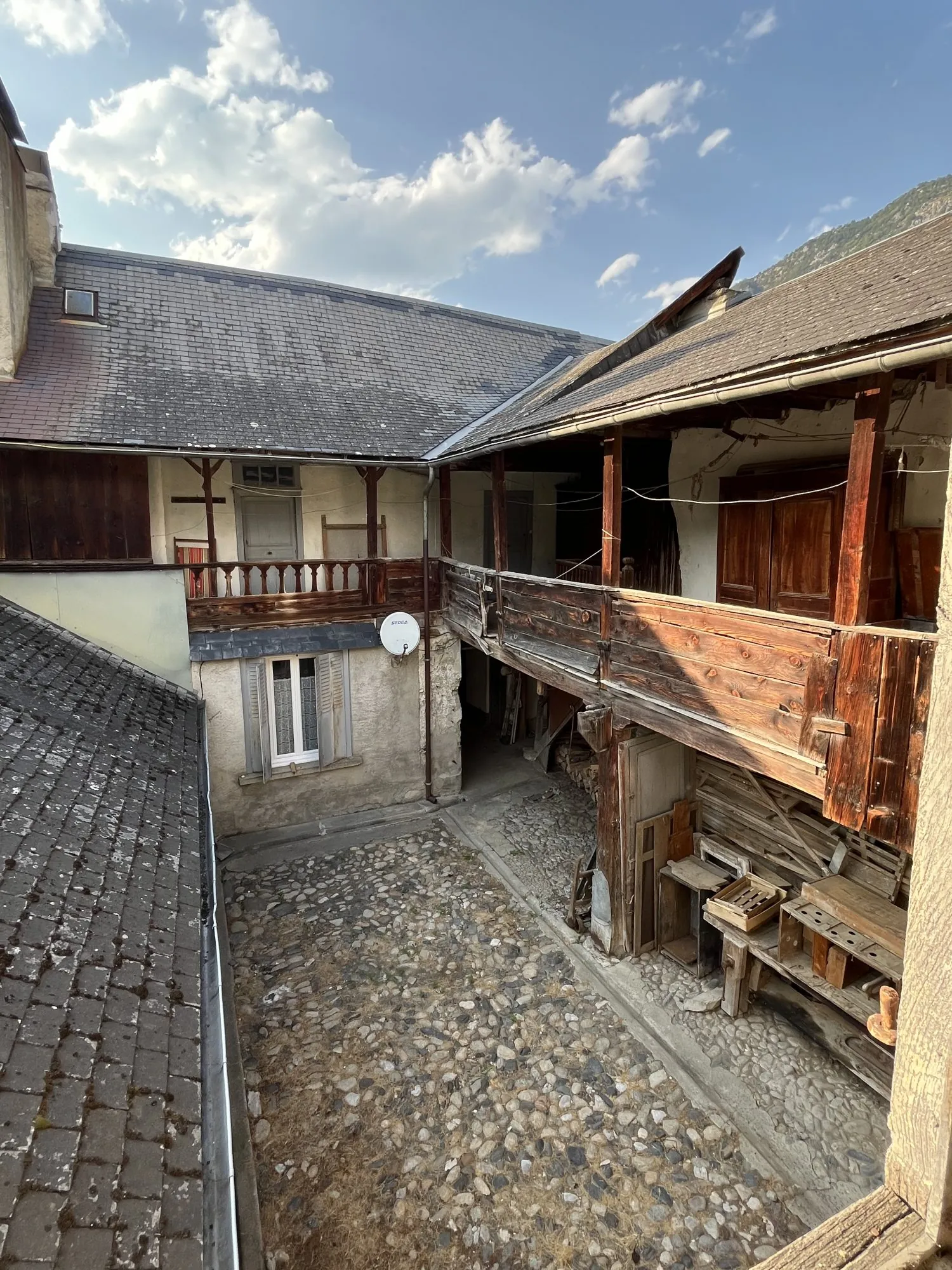 Ancien corps de ferme avec dépendances à rénover à Campan