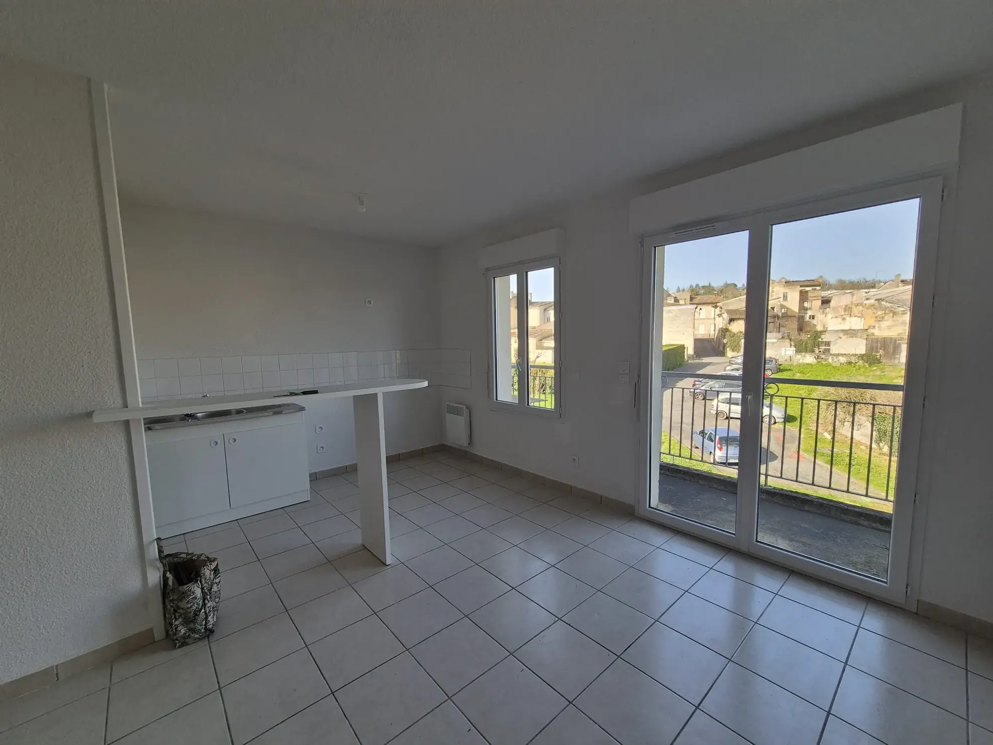 Appartement T2 rénové avec balcon et stationnement à Castillon-la-Bataille