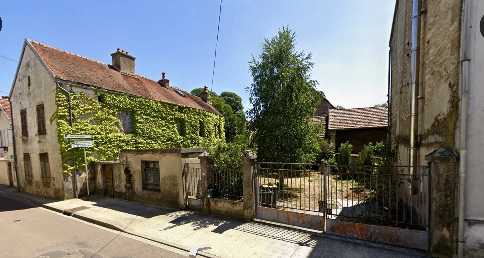 Magnifique maison ancienne de 156 m² à Laignes avec cour, jardin et potentiel d'extension