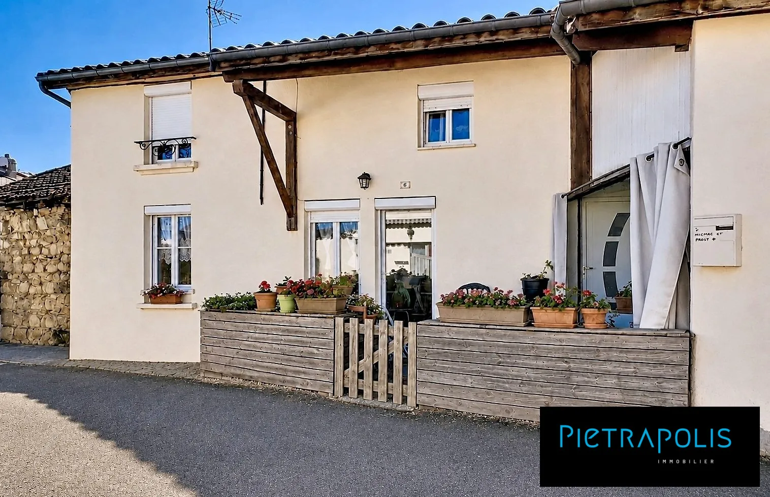 Maison à vendre à Trambly proche de Matour avec terrasse et jardin