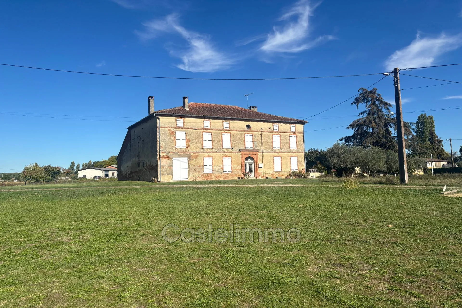 Maison de caractère à vendre à Saint Nicolas-de-la-Grave avec grand terrain et grange