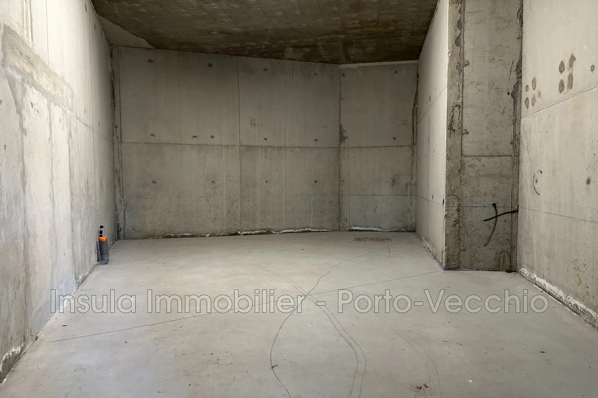Local commercial de 47 m² à Porto-Vecchio avec mezzanine et stationnement