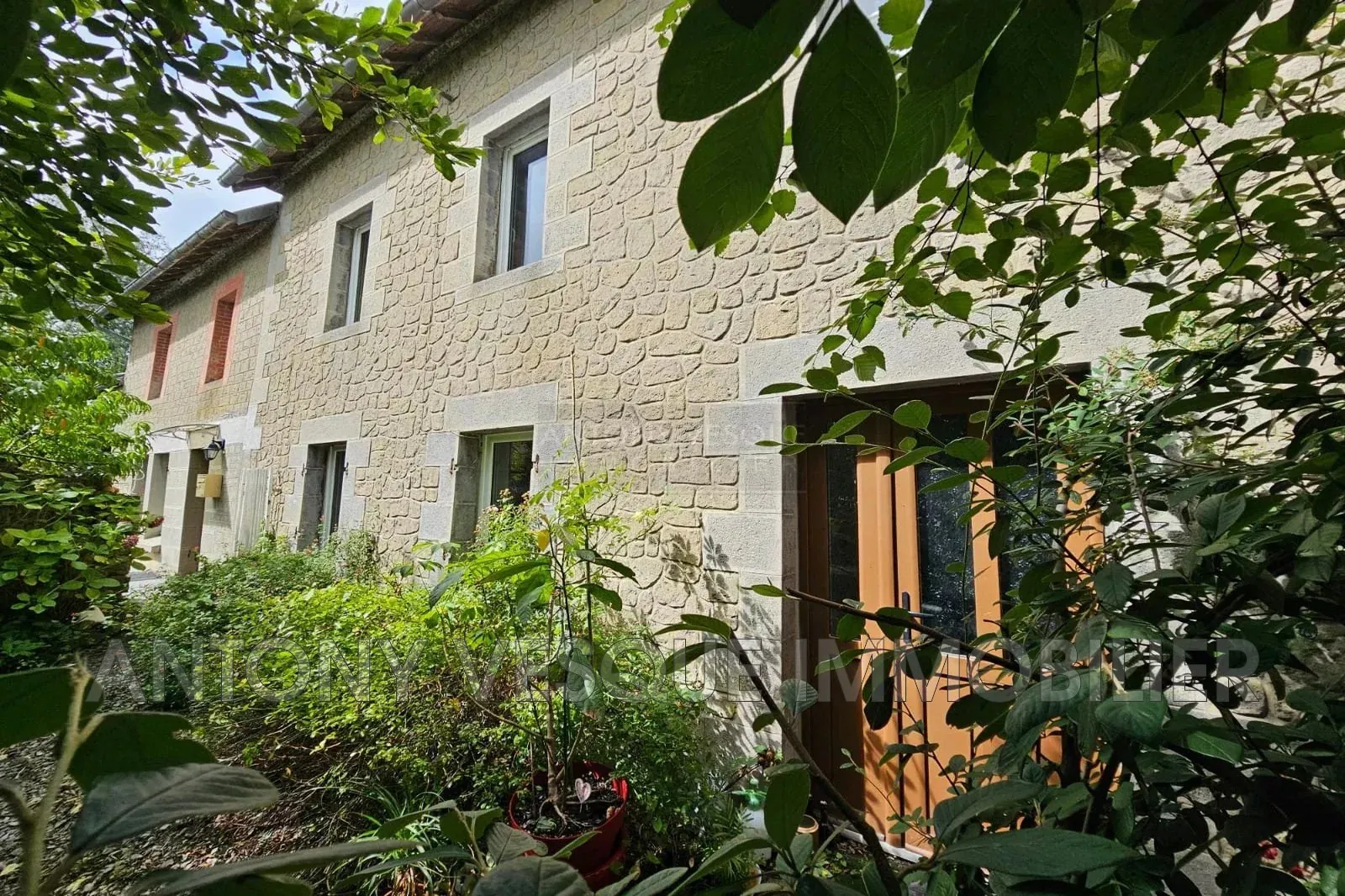 Grande maison en pierres avec dépendances, terrain clos - idéal emplacement entre Coutances et Granville