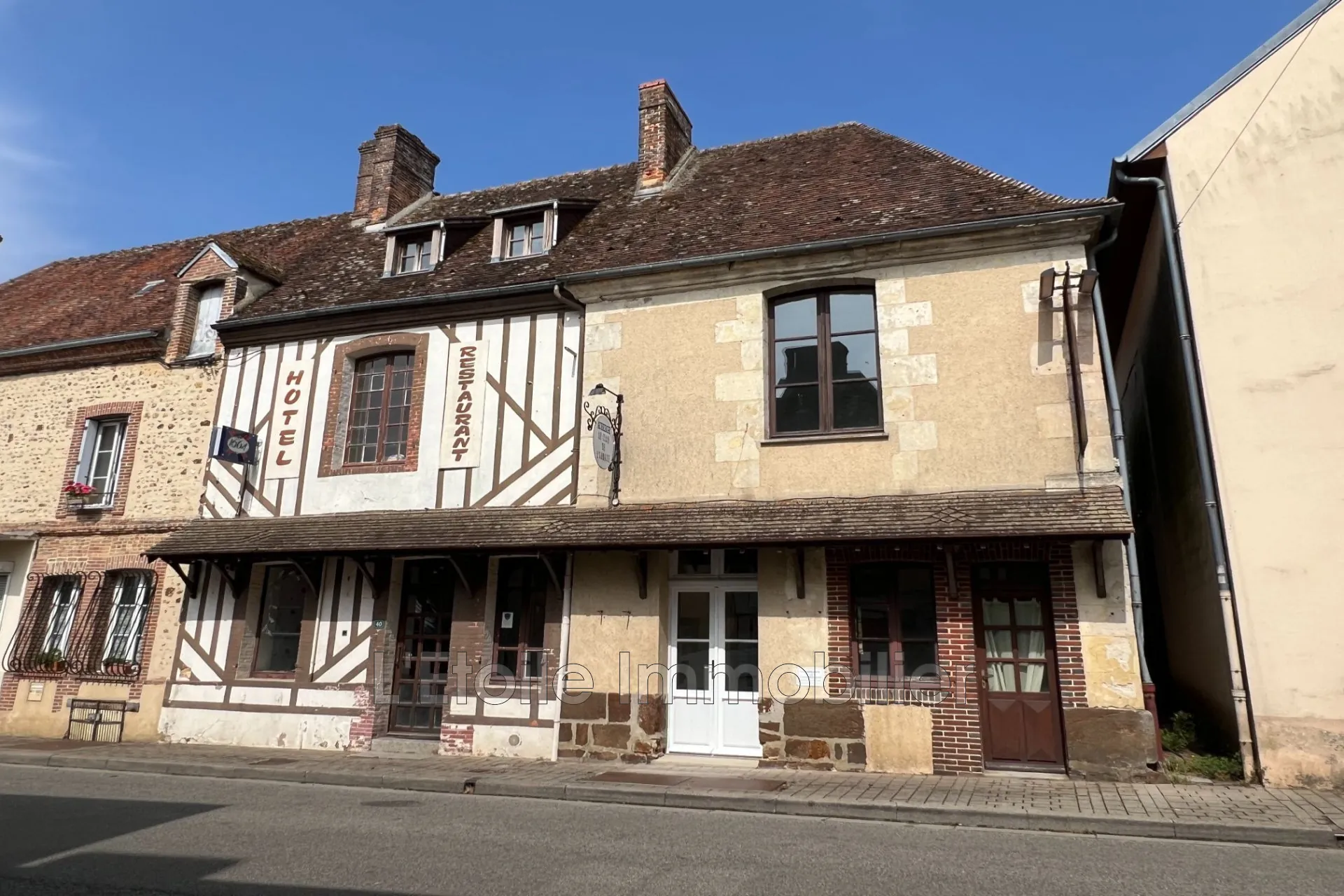 Immeuble à vendre avec local commercial et habitation à Soligny-la-Trappe