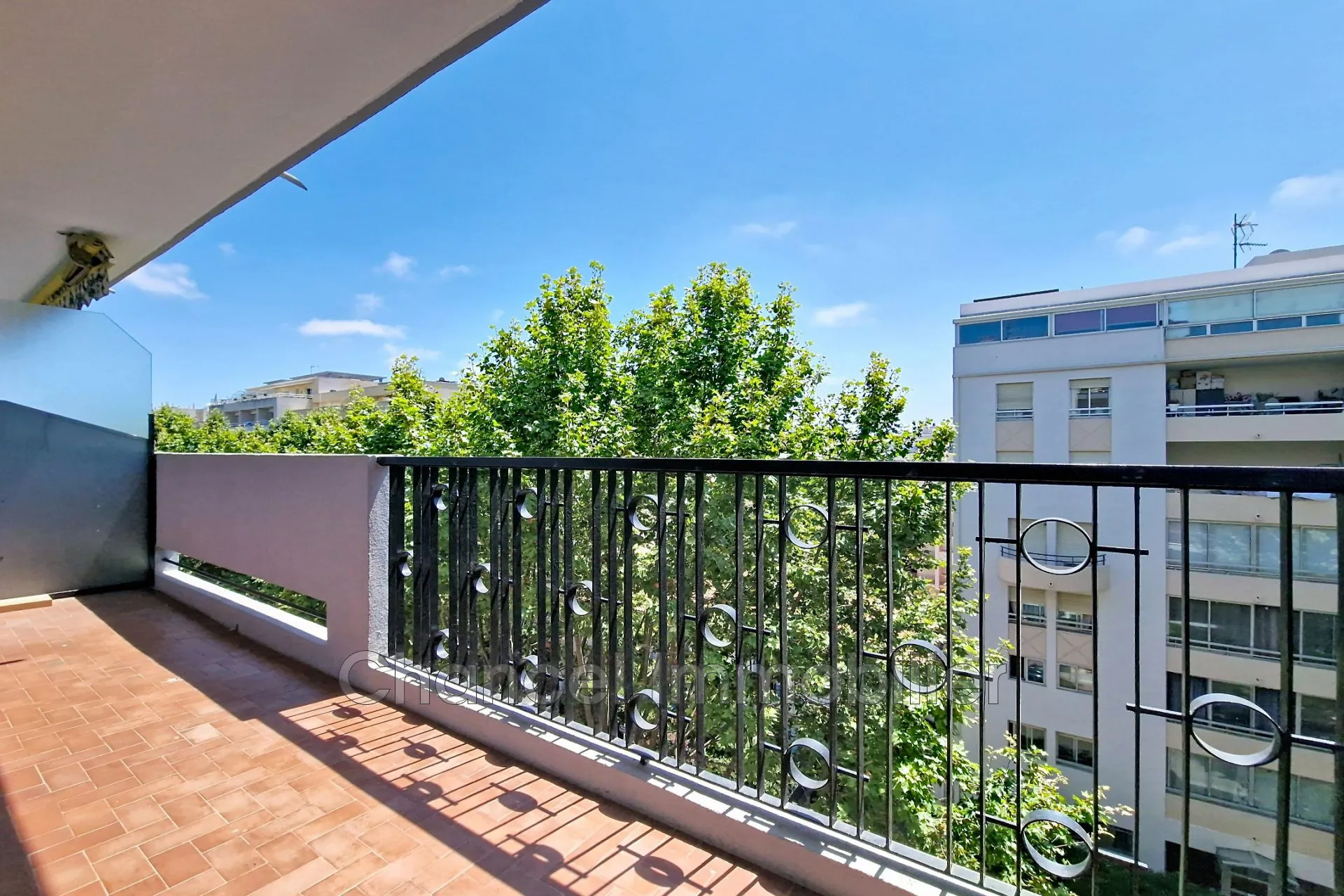 Studio à vendre à Juan-les-Pins avec balcon et parking en étage élevé