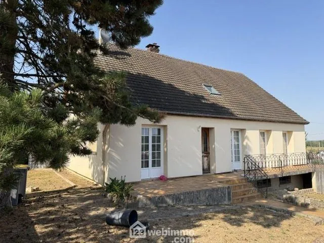 Maison familiale de 160m² à Bourg avec grand terrain et sous-sol aménagé