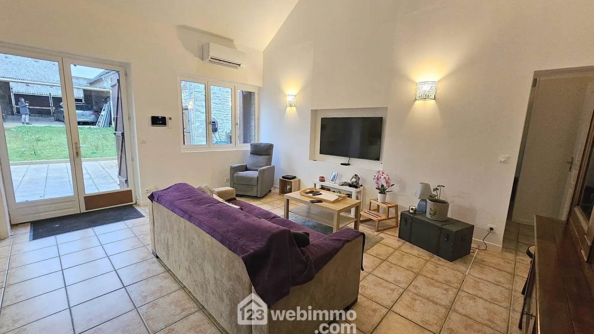 Maison en pierre rénovée de 75 m² à Puiseaux avec dépendance et terrasse