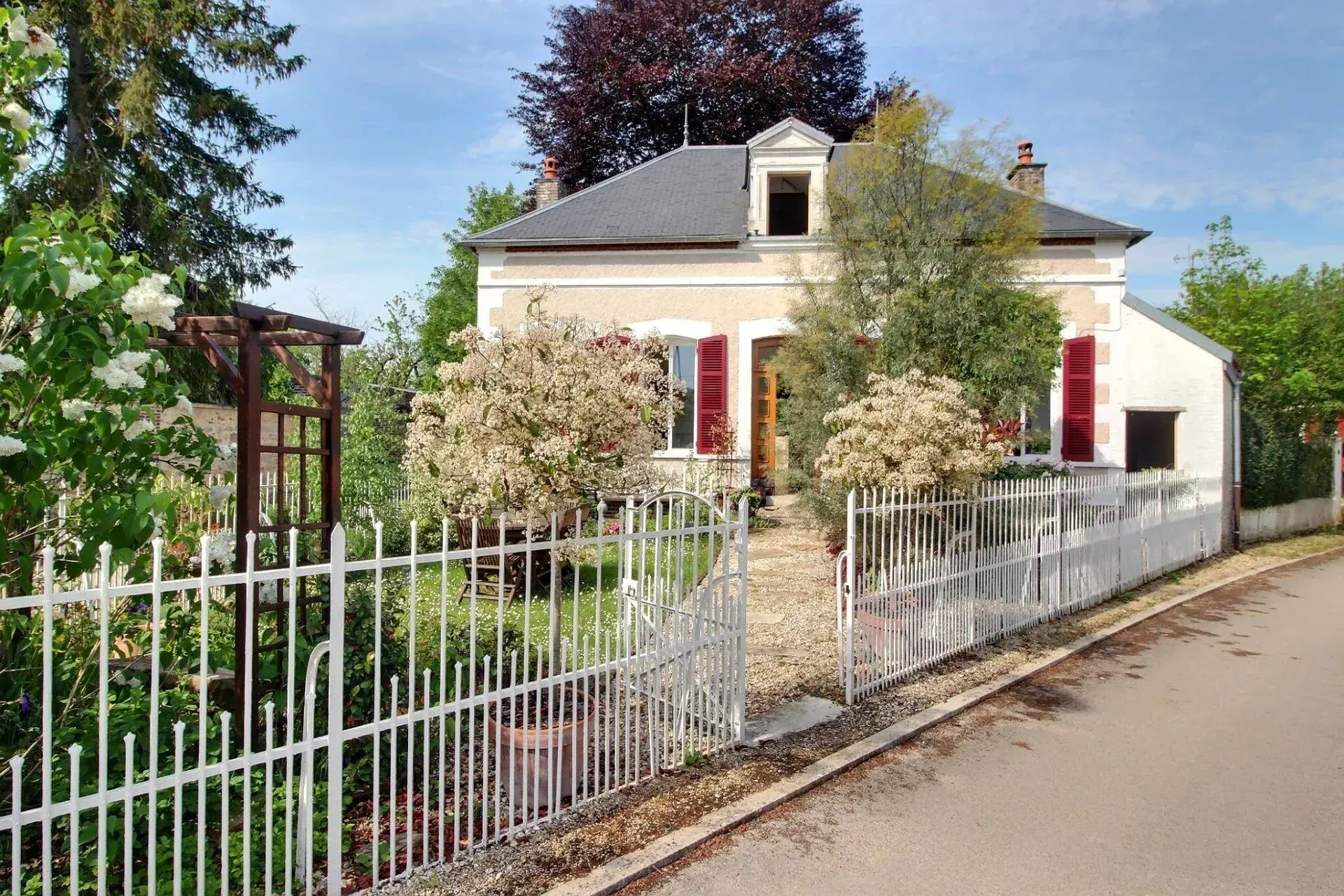 Maison rénovée à Palis – 159 m² avec garage, cour et espace loisir en Champagne