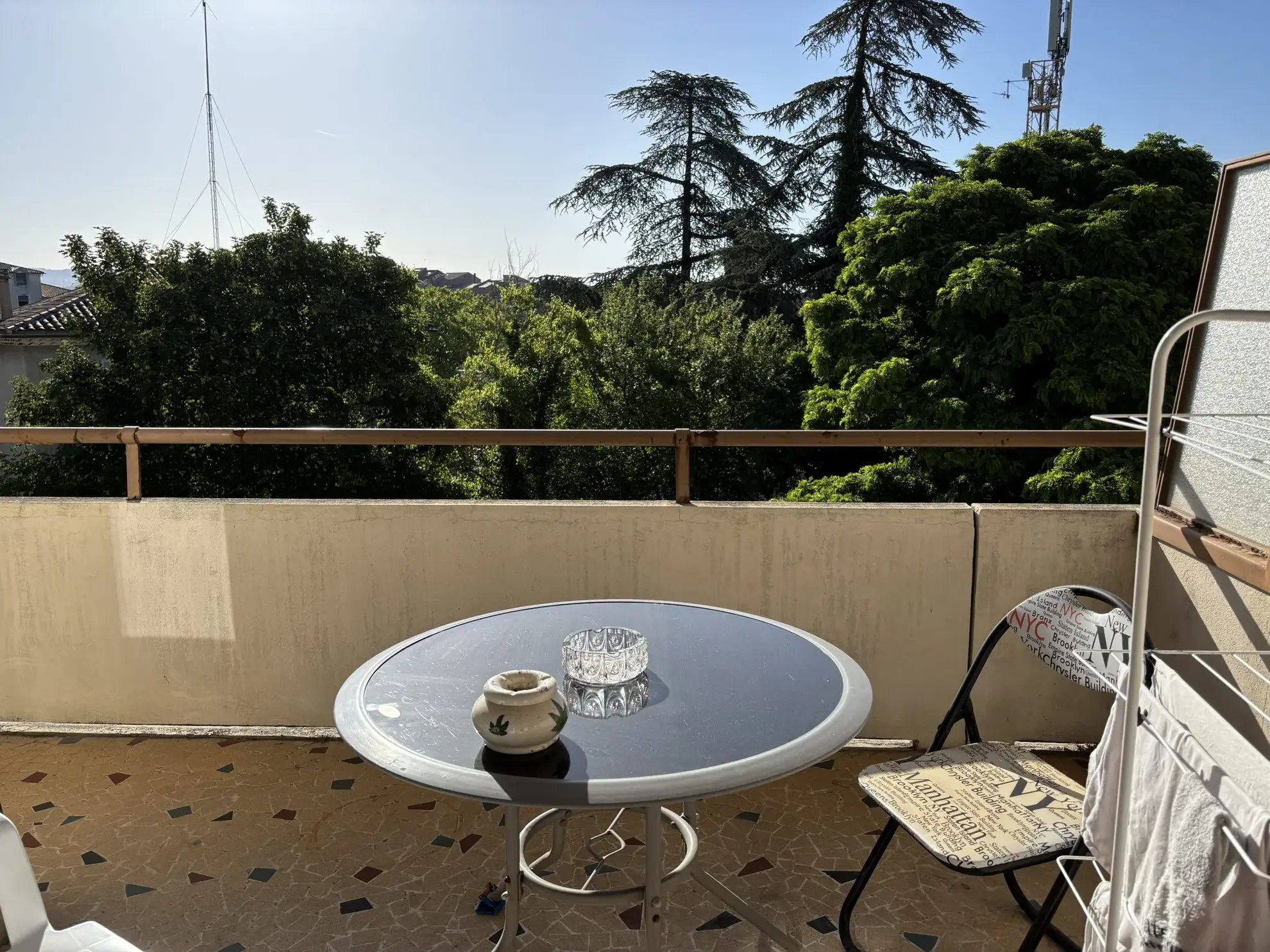 Spacieux T2 avec terrasse, parking privé et cave à Aubenas 