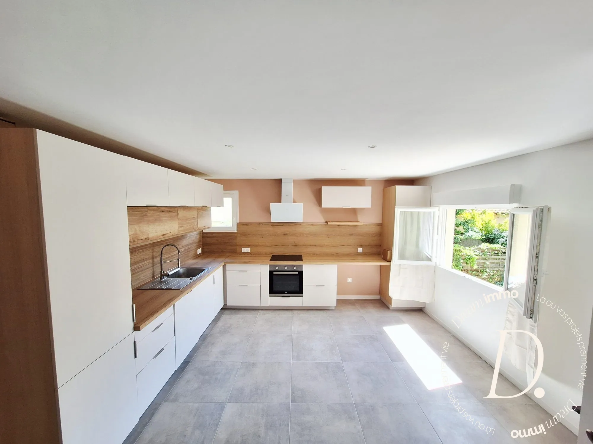 Appartement 2 pièces entièrement rénové à Mireval avec stationnements
