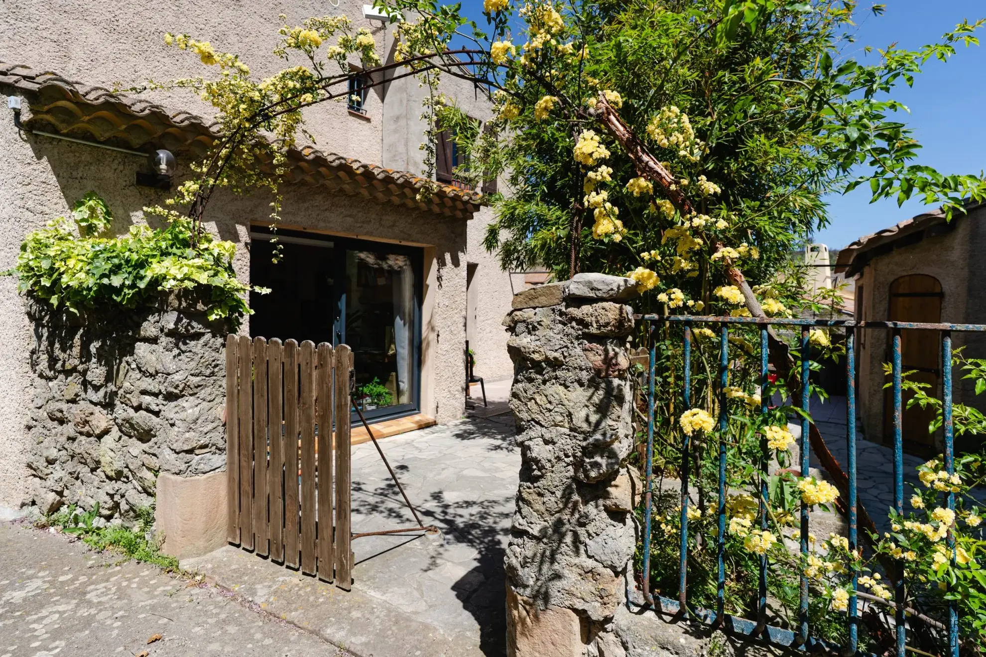 Maison de village avec terrasses, garage et potentiel locatif à Fontjoncouse