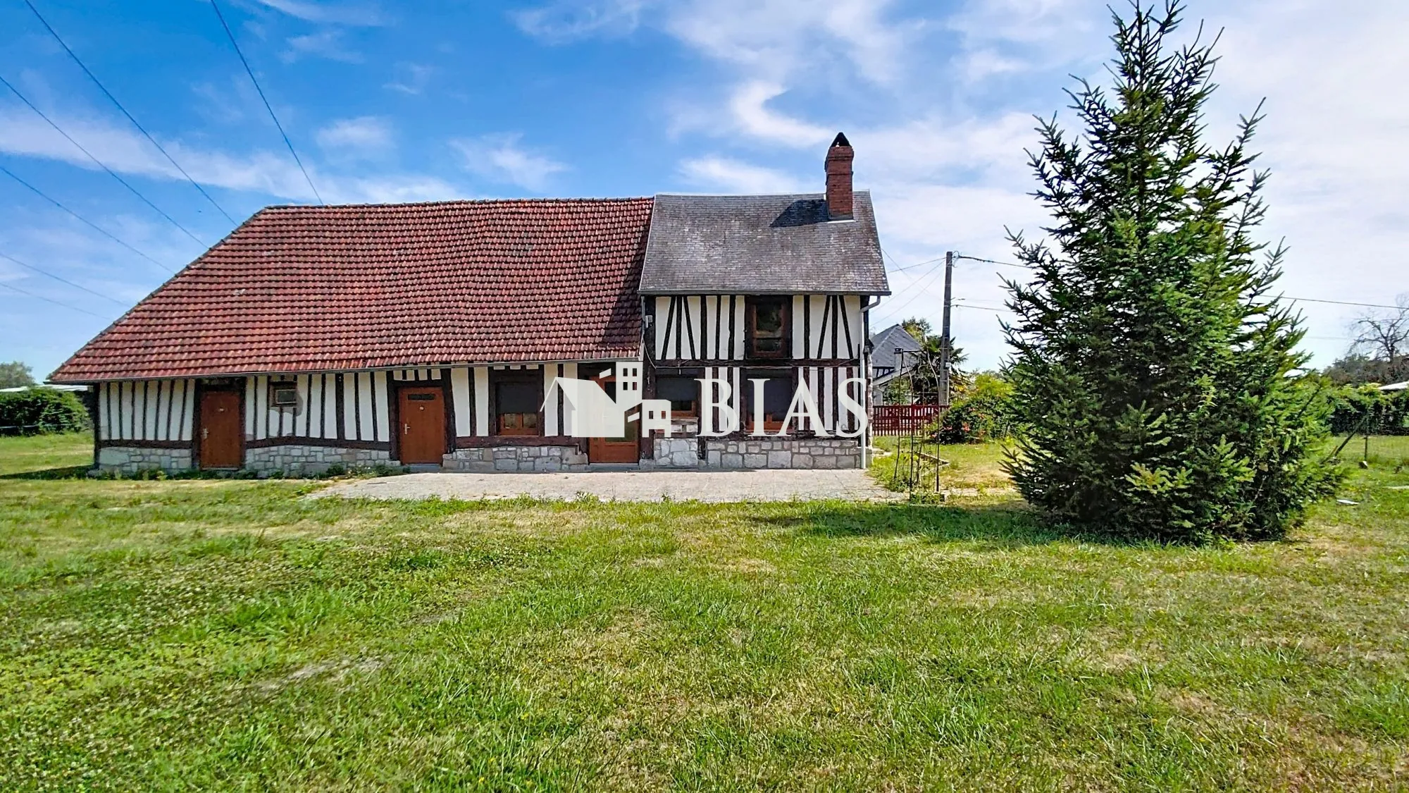 Maison normande avec 2 chambres, garage et terrain à Bourg-Achard