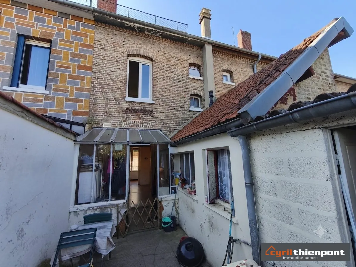 Maison de ville louée à Abbeville avec jardin et potentiel de rénovation