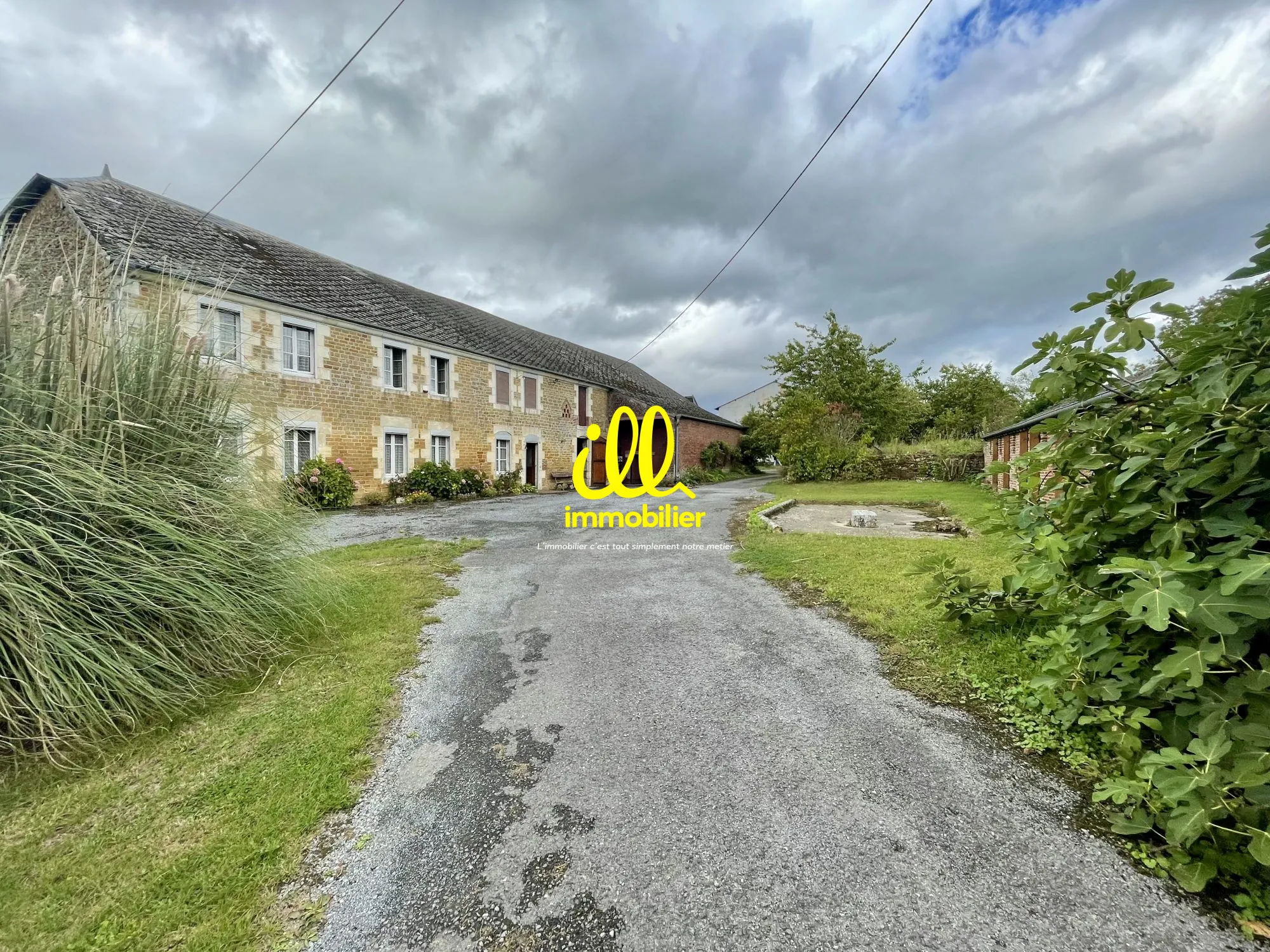Grand ensemble immobilier à rénover avec terrain de 10 000 m² à Neuville-lez-Beaulieu