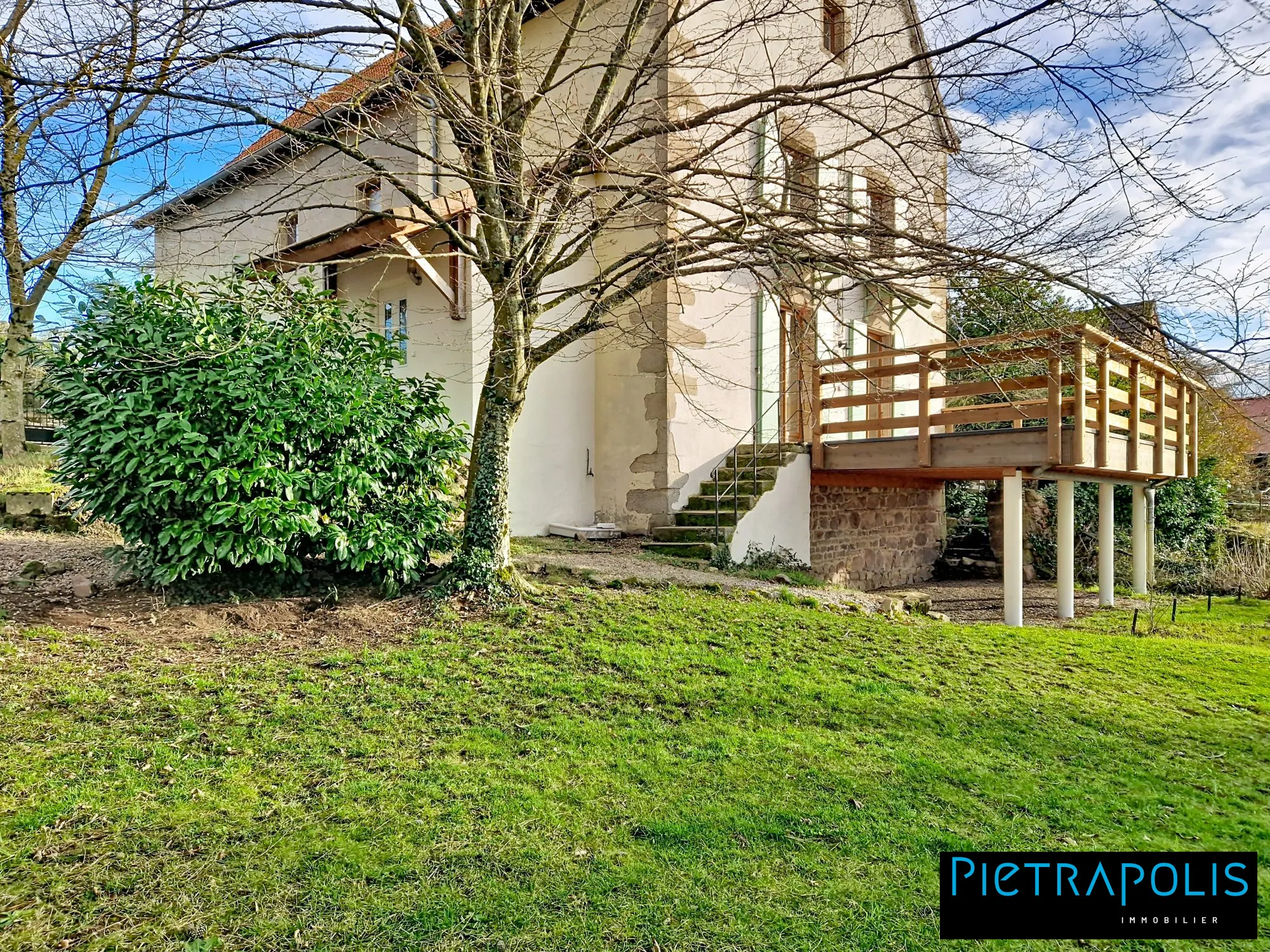 Maison mitoyenne avec terrasse à La Clayette - Charme et luminosité
