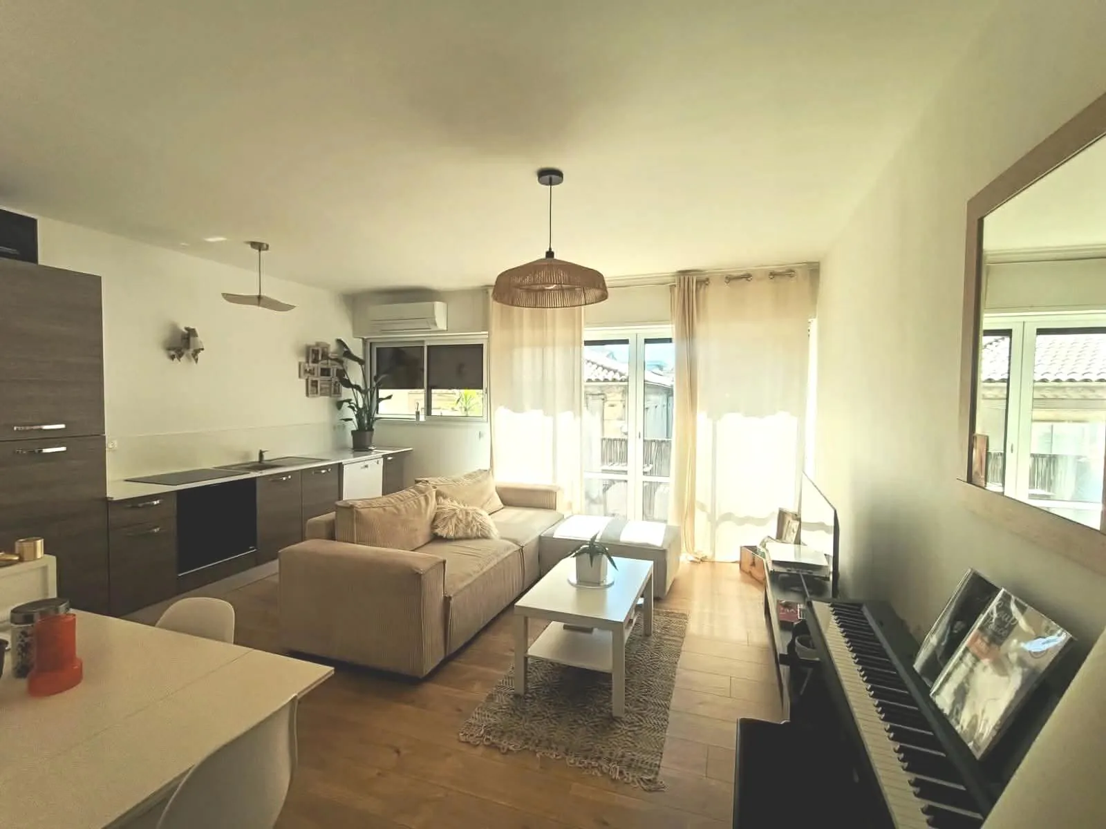 Appartement lumineux avec balcon à Neïmes, proche des arènes et de la gare