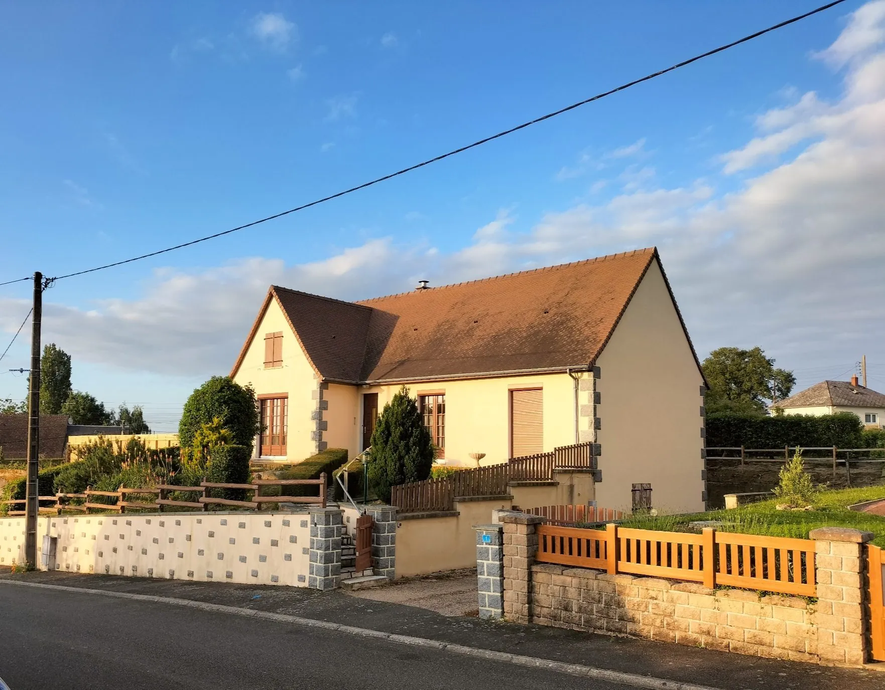 Maison à vendre St Aubin de Loquenay  Maison individuelle avec sous-sol complet à Saint-Aubin-de-Locquenay, 98 m²