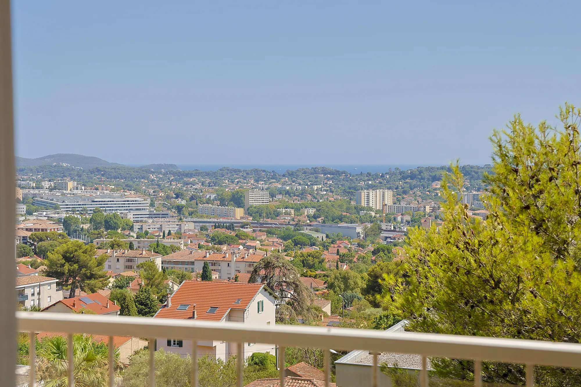Rare appartement T4 avec vue mer, deux balcons, garage et cave à Toulon