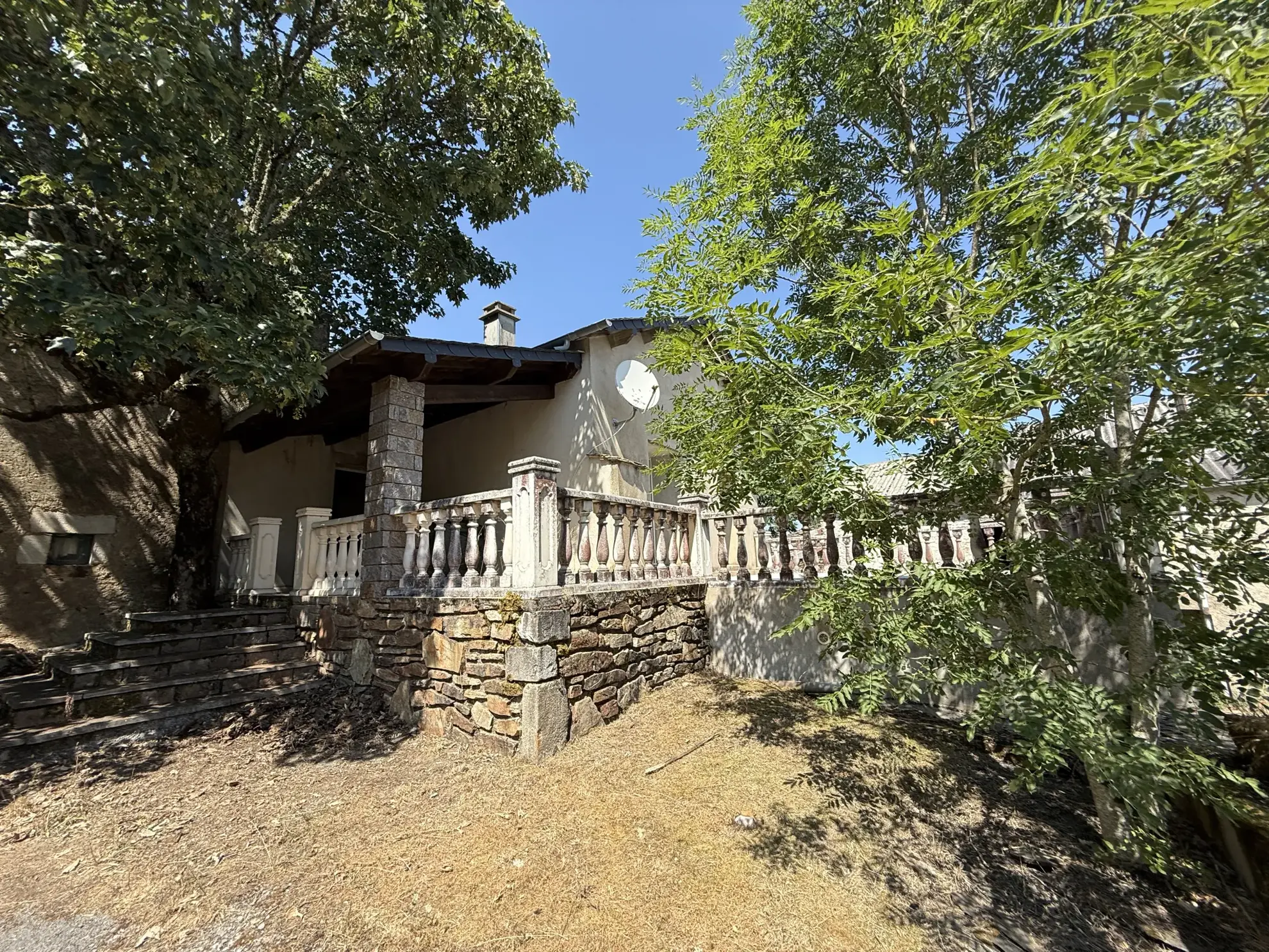Maison à Montaigut avec dépendances et terrains dans les Monts de Lacaune