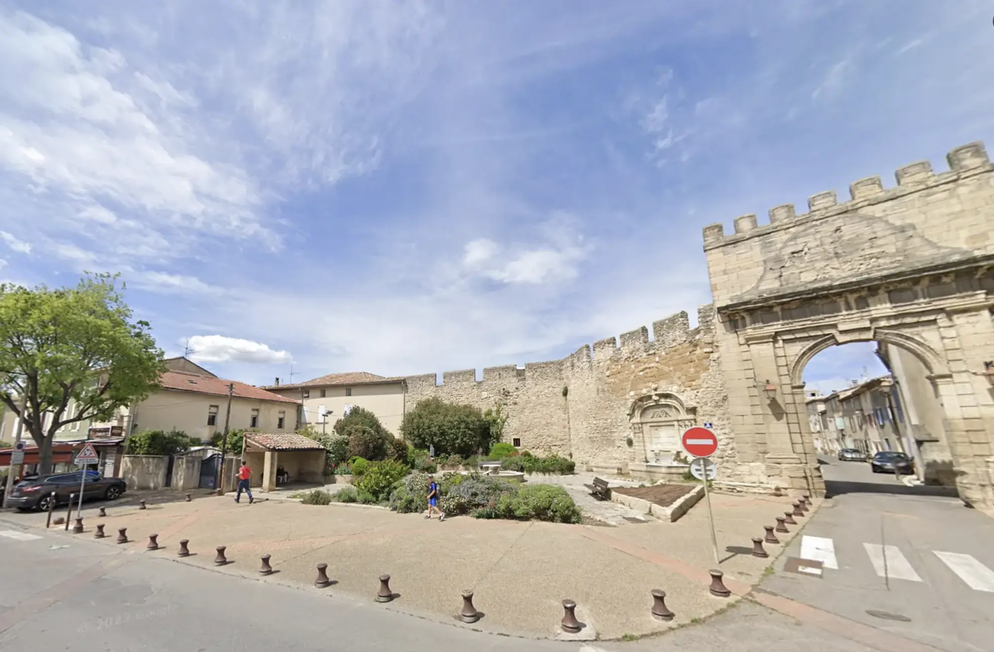 Investissez dans un immeuble de 122 m² à Avignon, logé en T2 meublé, faible gestion, forte rentabilité