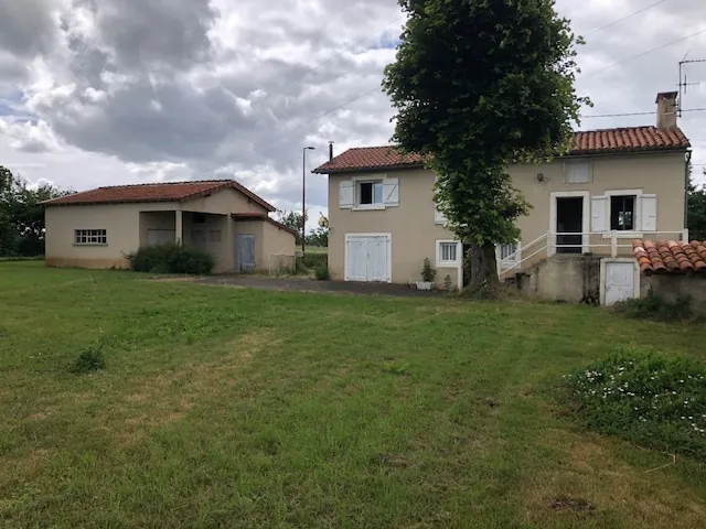 Maison à vendre à Galgan avec 2 chambres et grand garage indépendant