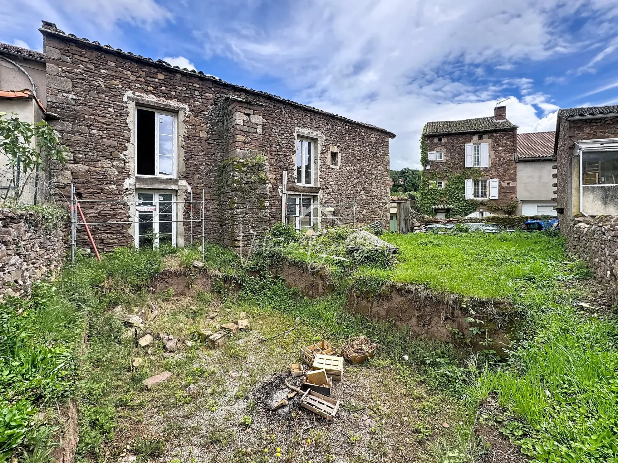 Grange en pierres à rénover avec jardin à Vabres l'Abbaye