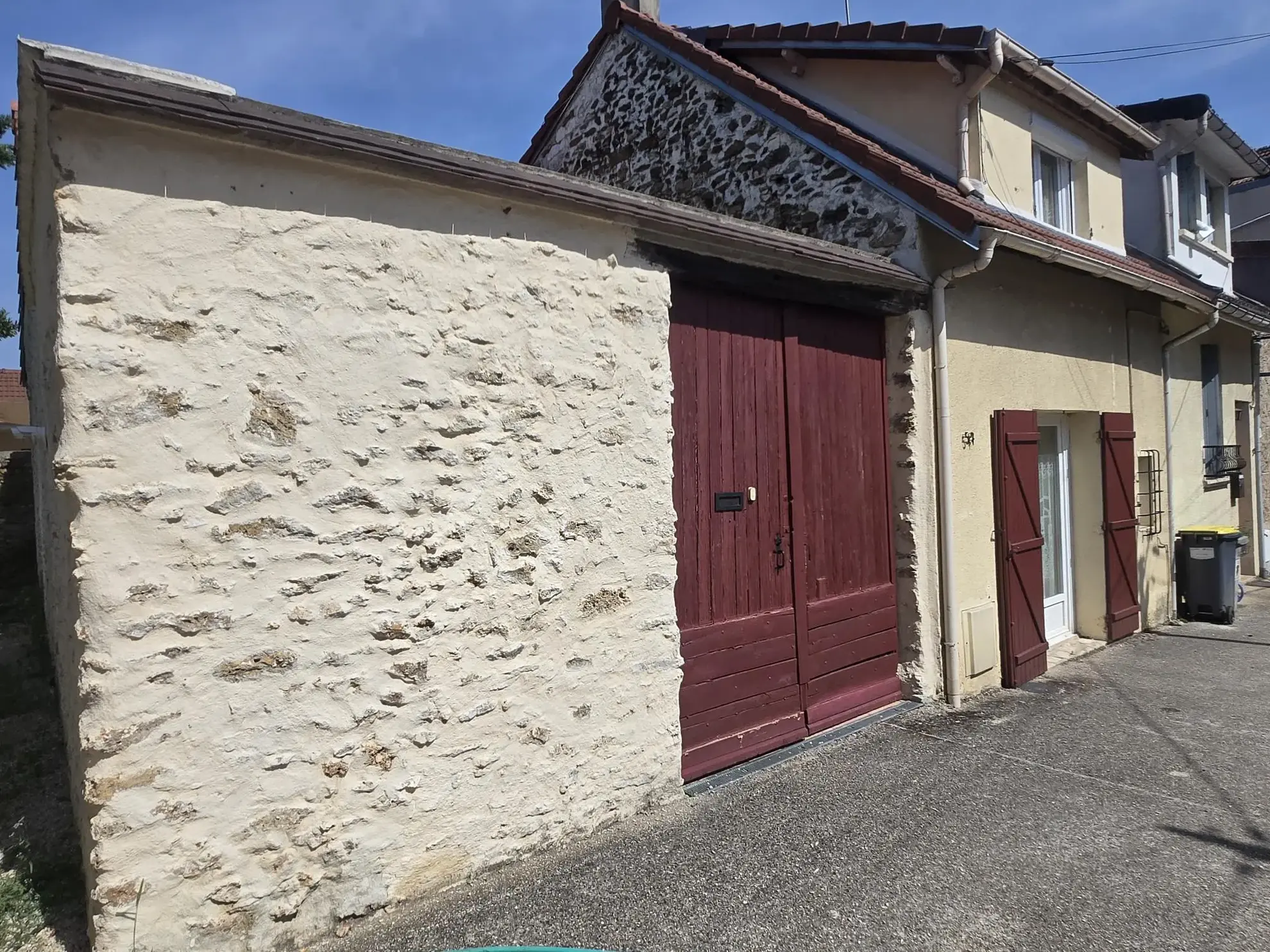 Maison de caractère à Boussy Saint Antoine avec jardin et stationnements