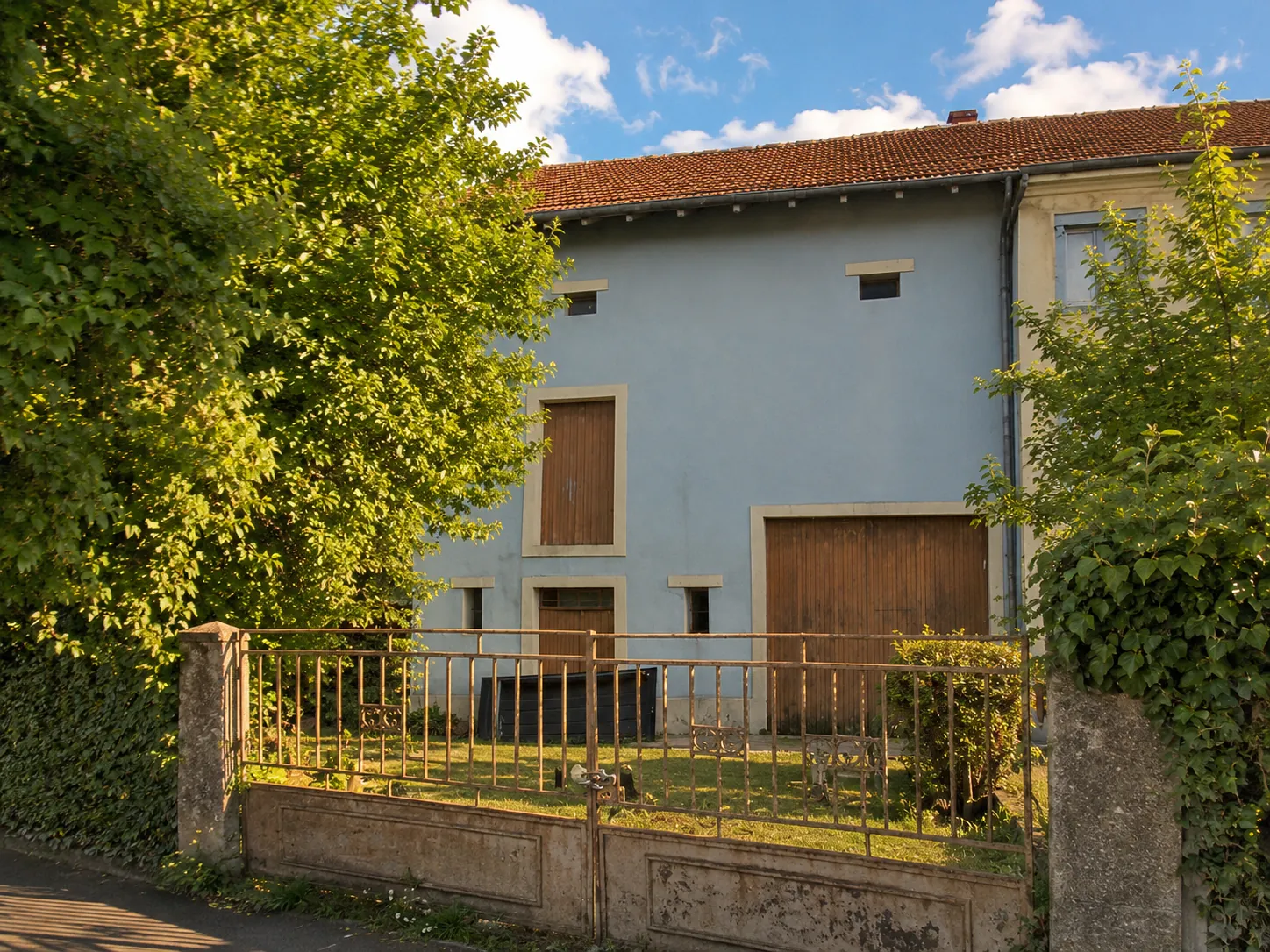 Maison à rénover avec potentiel à Fameck - 195 m2, terrain et dépendance