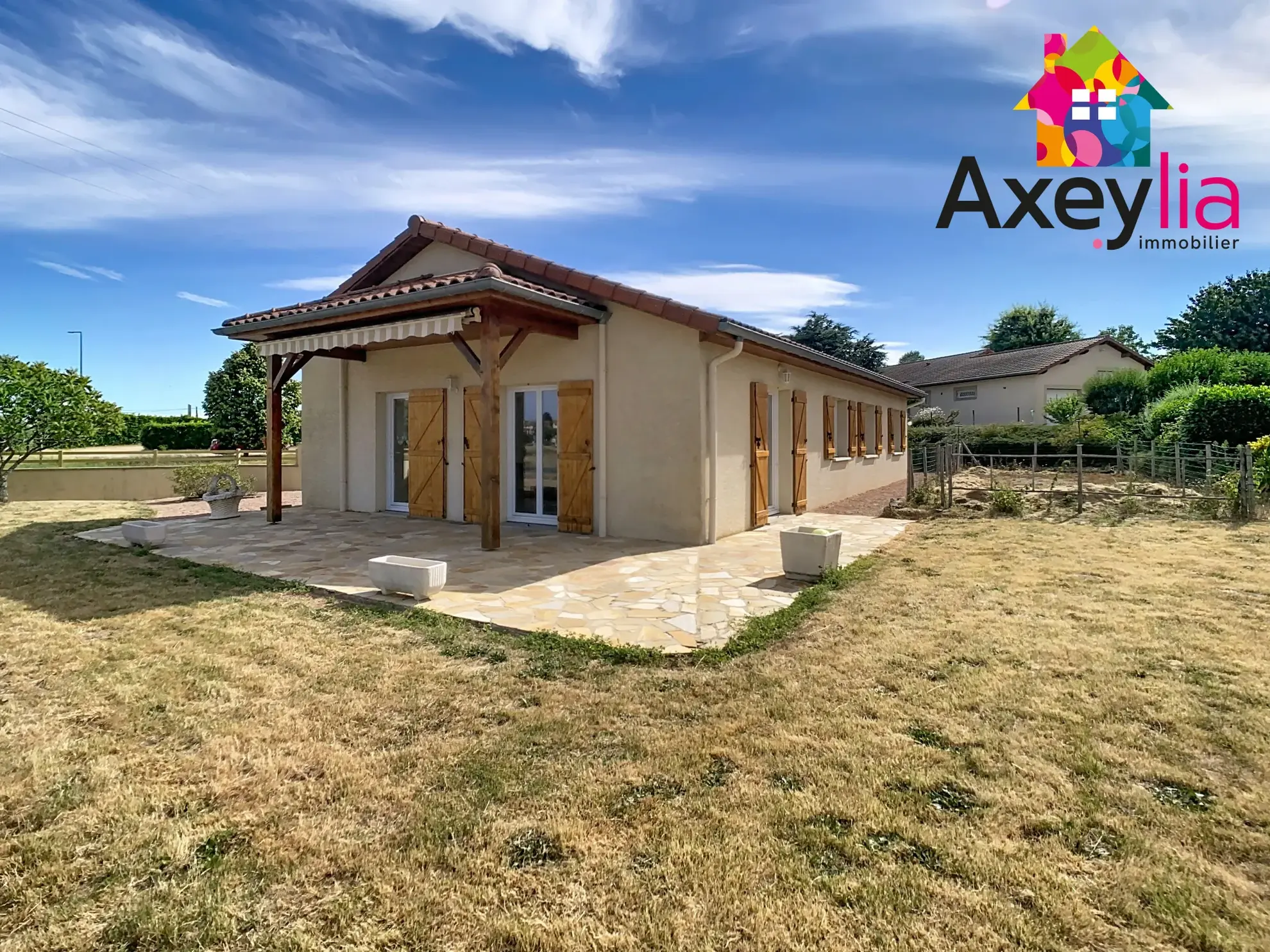 Maison de plain-pied à Saint-Martin-d’Estréaux avec 4 chambres et jardin clos