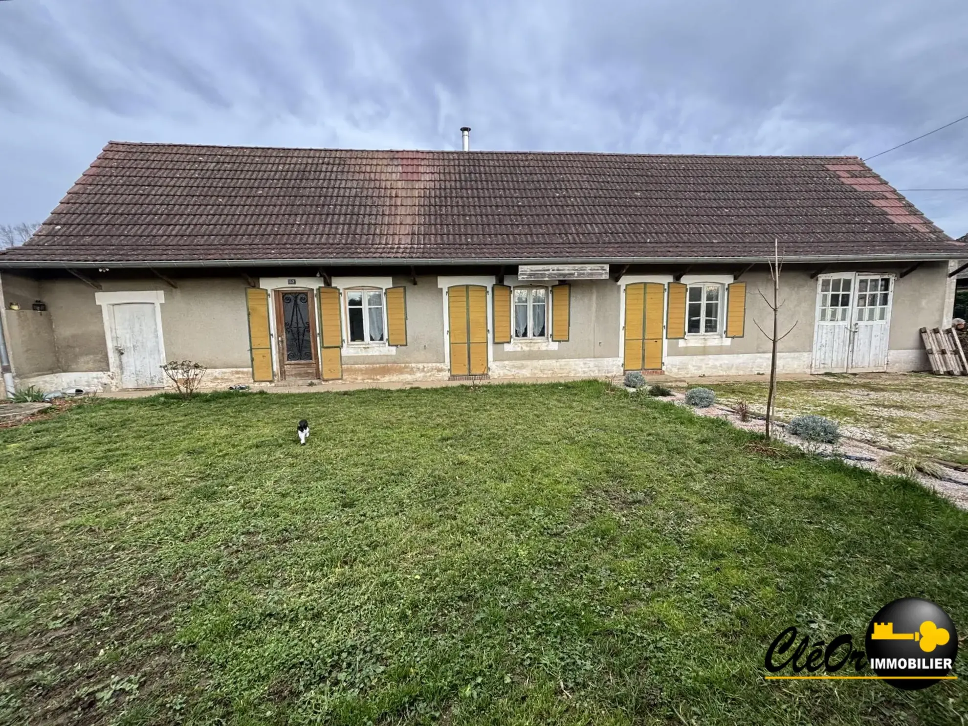 Fermette à vendre à La Chapelle-Saint-Sauveur avec terrain et dépendances