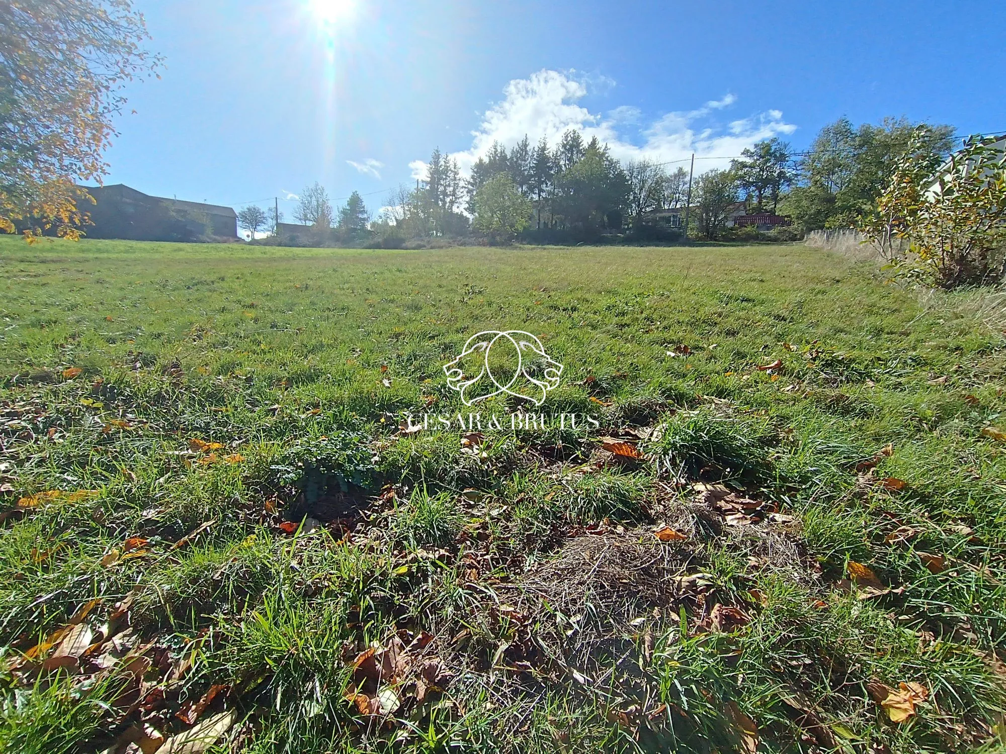 Terrain constructible à Beaux de 2725 m² avec vue dégagée et raccordements efficaces