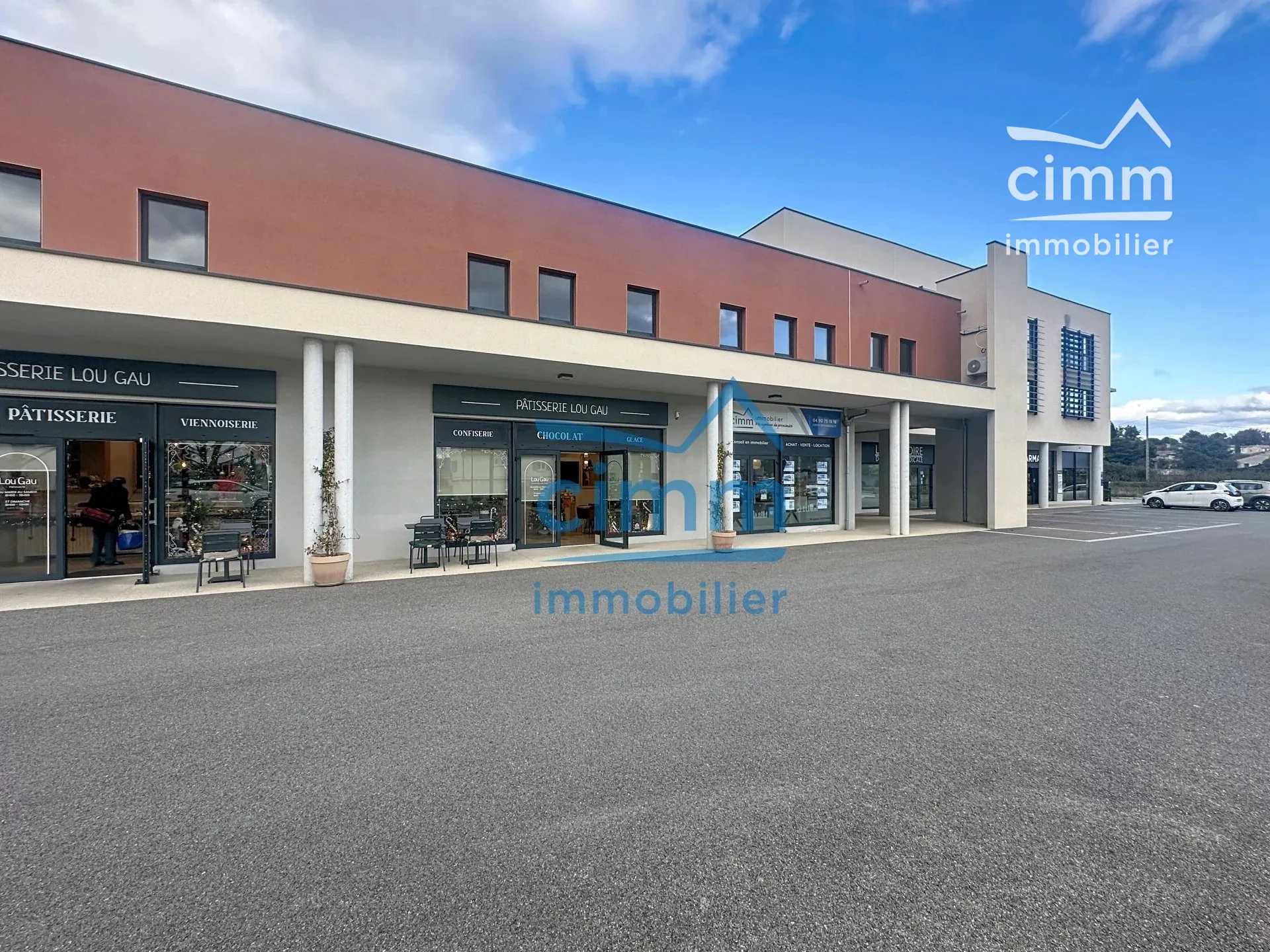 Locaux commerciaux et bureaux neufs à Mazan - Visibilité optimale et parking inclus