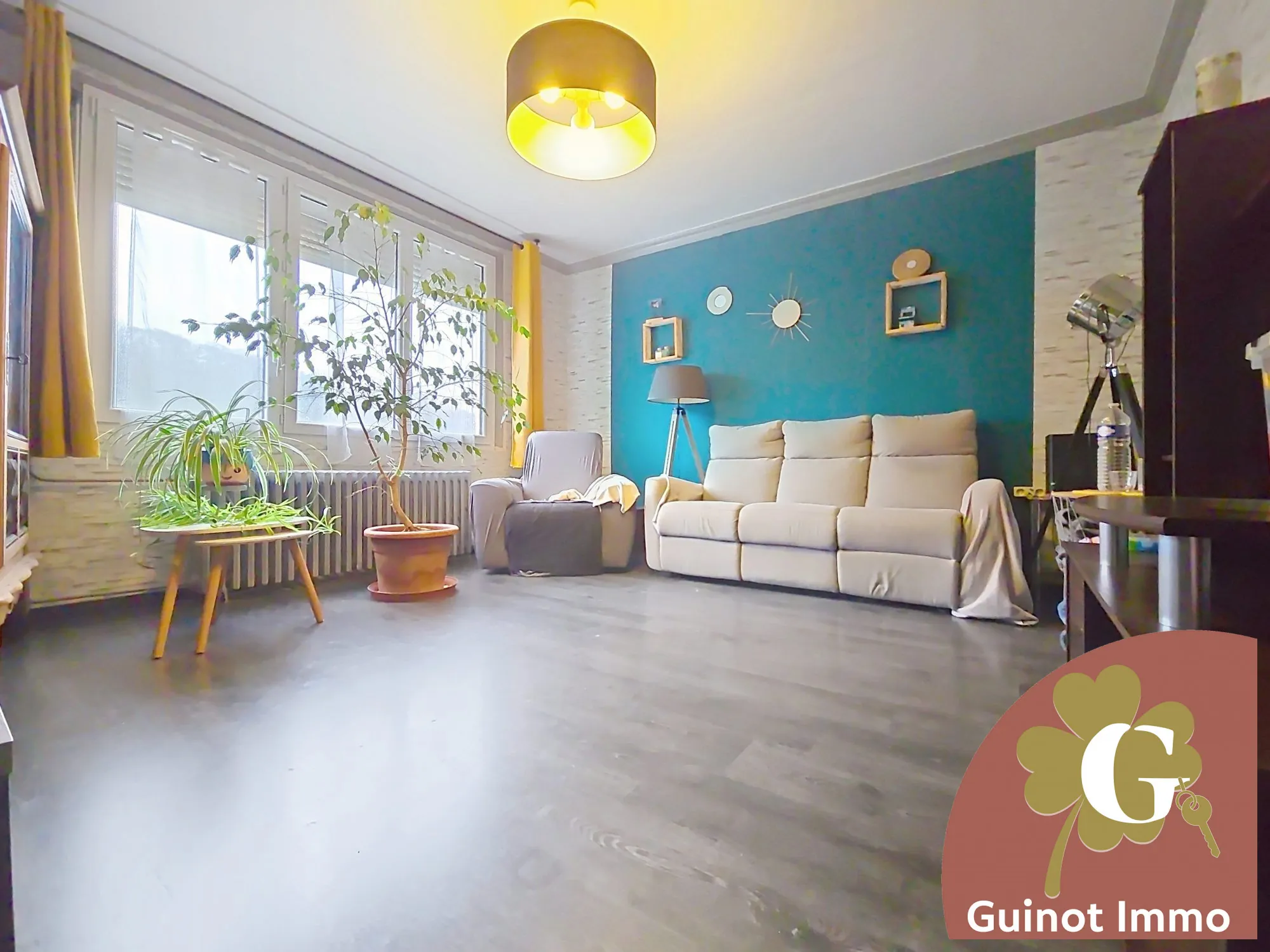 Salon Maison mitoyenne familiale à Lillebonne de 104 m² avec jardin et garage