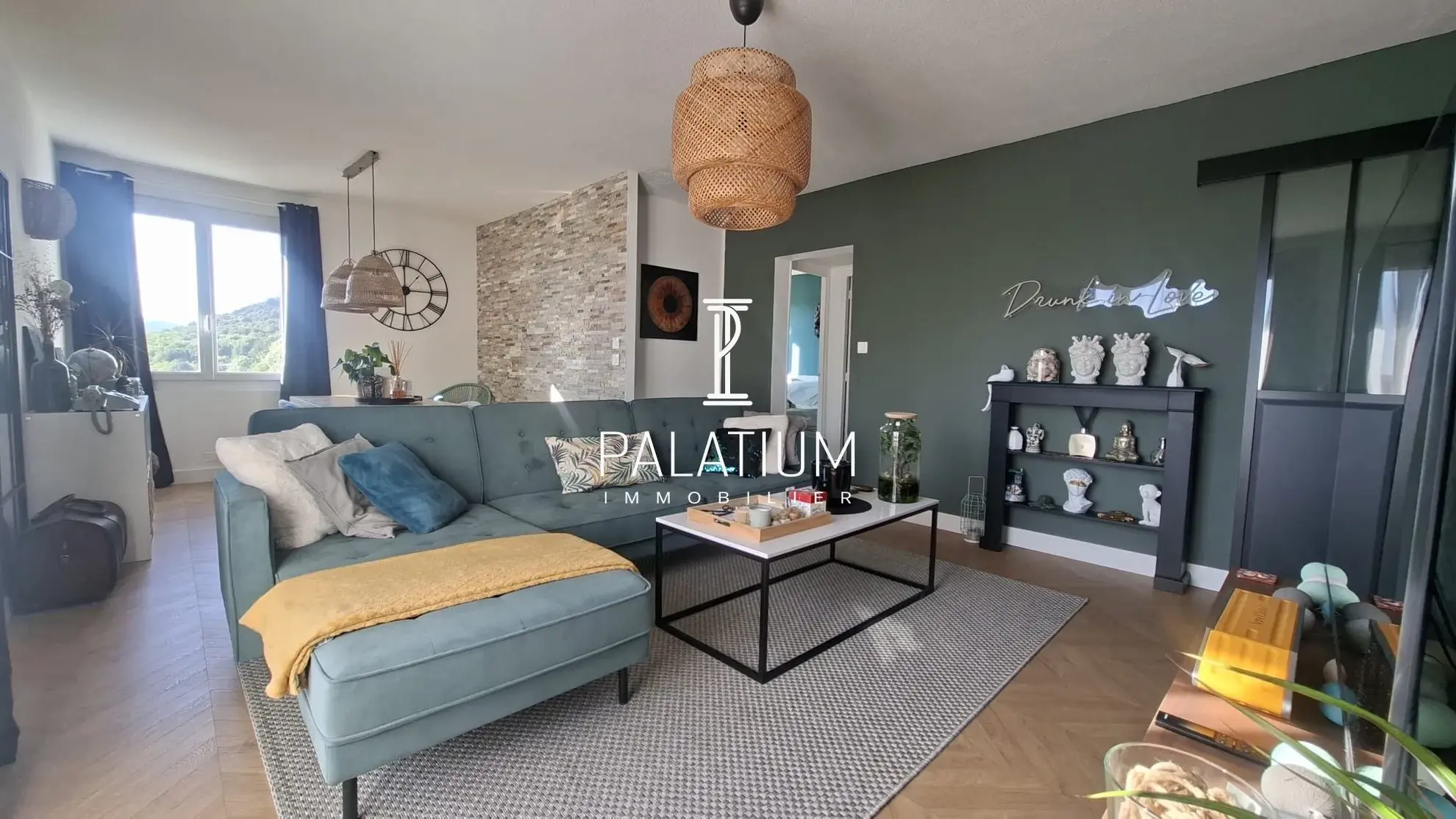salon Découvrez cet appartement T3 rénové avec vue panoramique à Malijai