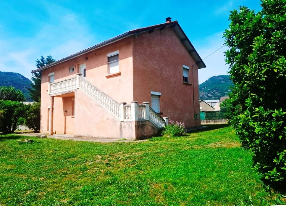 Maison à vendre à Marignac avec grand terrain, vue montagne et garage, idéale résidence principale