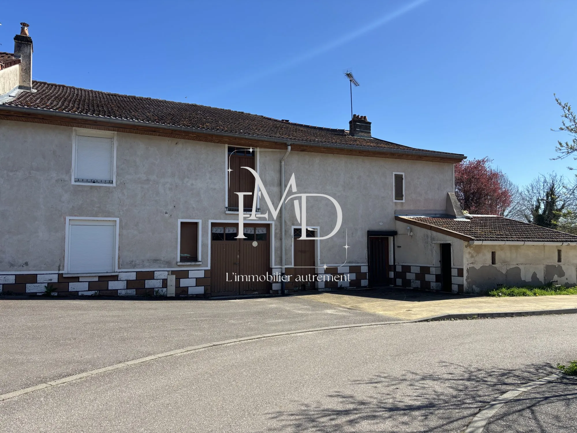 Façade Maison à rénover avec fort potentiel d'investissement à Velle-sur-Moselle