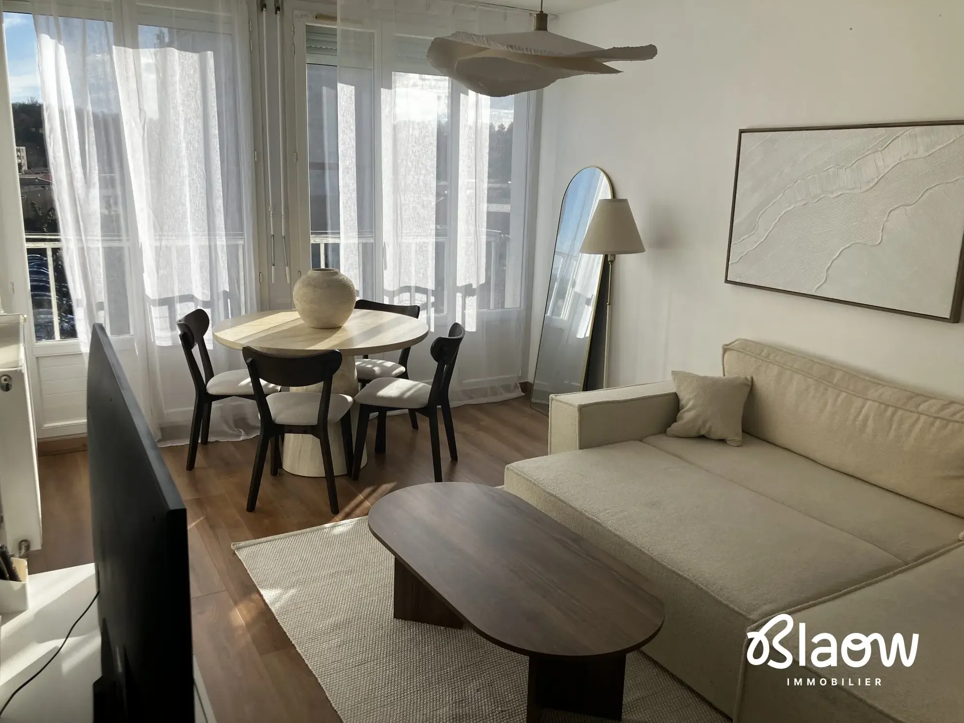Appartement T4 rénové à Meyzieu avec cave et parking, proche commodités