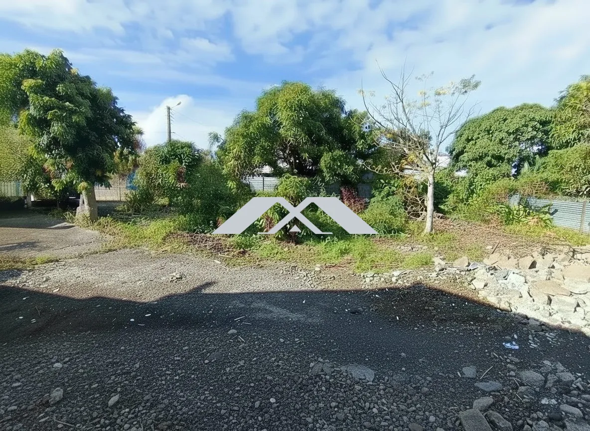 Terrain constructible de 400 m² à La Rivière, emplacement privilégié