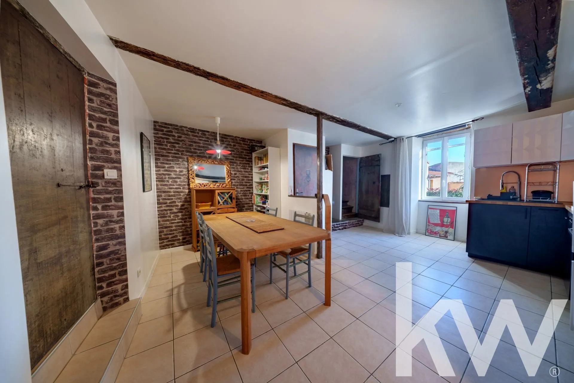 Charmante maison de village à vendre près de Clermont-Ferrand, 120m², garage et grand cuvage.